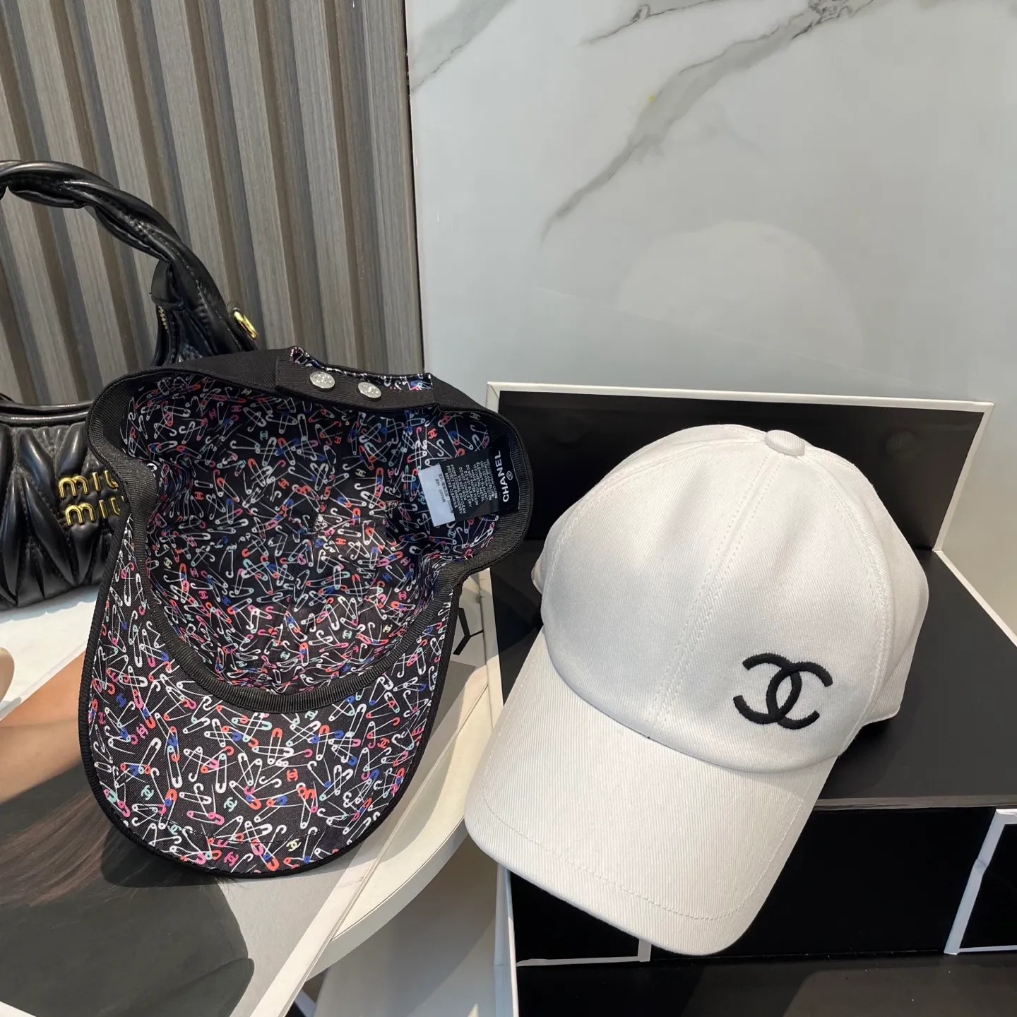 P96 Chanel (Chanel) counter new double-sided embroidered baseball cap🧢1:1 mold customization, three-dimensional embroidery, exquisite and flawless! 100% pure cotton fabric, original factory quality, exclusive physical photography.