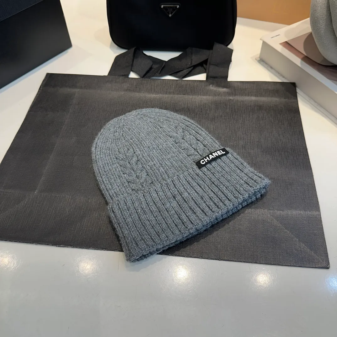 P50 CHANEL Autumn and Winter Striped Twist Wool Knitted Thick Cuffed Beanie Hat. The year-end heavy-duty high-looking fairy knitted hat is extremely versatile, easy on the head, and feels extremely soft and waxy. High-elastic rabbit wool does not deform.