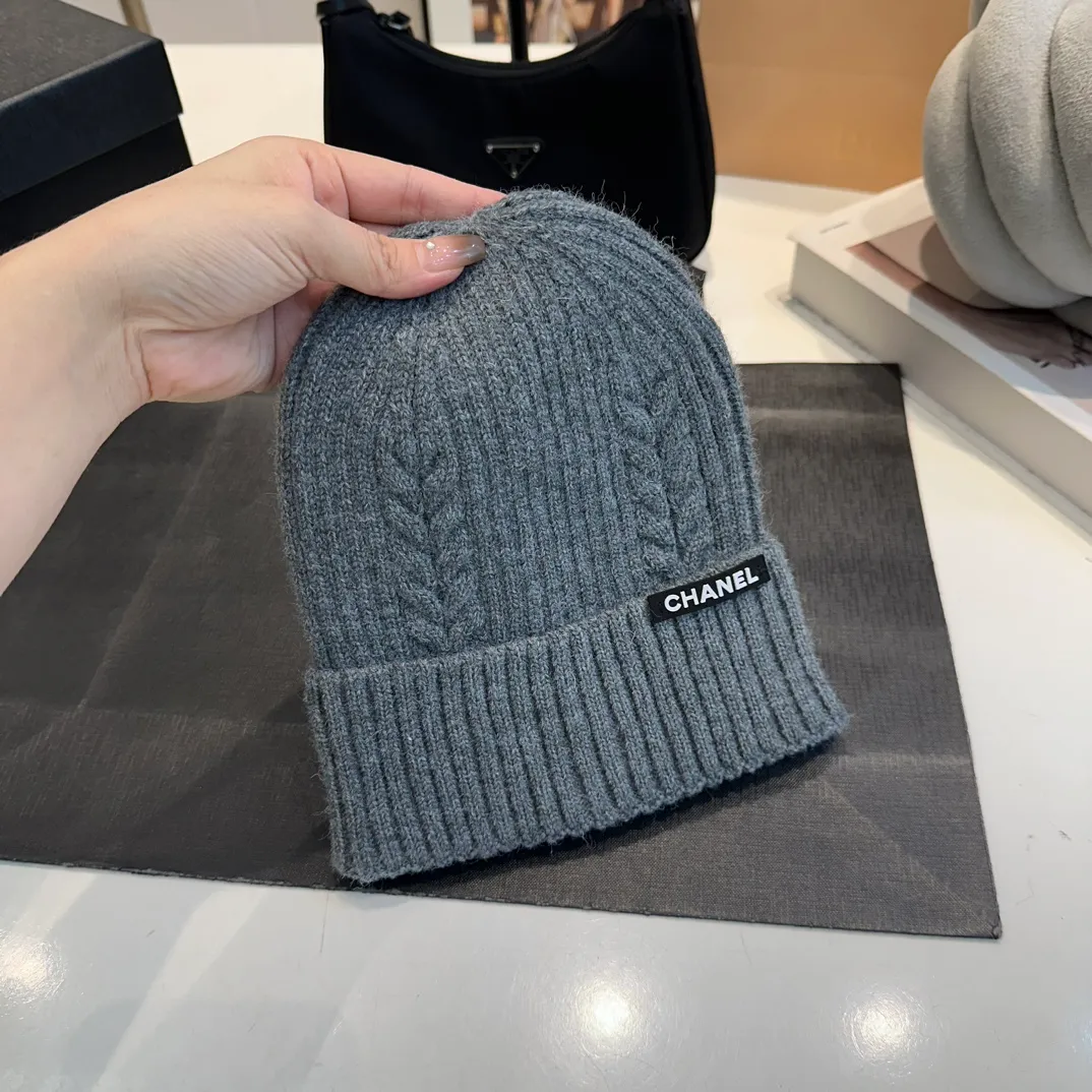 P50 CHANEL Autumn and Winter Striped Twist Wool Knitted Thick Cuffed Beanie Hat. The year-end heavy-duty high-looking fairy knitted hat is extremely versatile, easy on the head, and feels extremely soft and waxy. High-elastic rabbit wool does not deform.