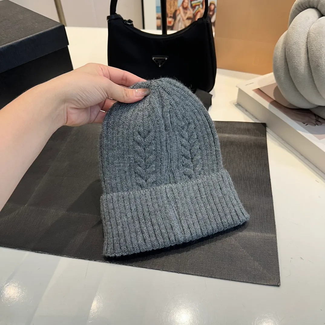 P50 CHANEL Autumn and Winter Striped Twist Wool Knitted Thick Cuffed Beanie Hat. The year-end heavy-duty high-looking fairy knitted hat is extremely versatile, easy on the head, and feels extremely soft and waxy. High-elastic rabbit wool does not deform.