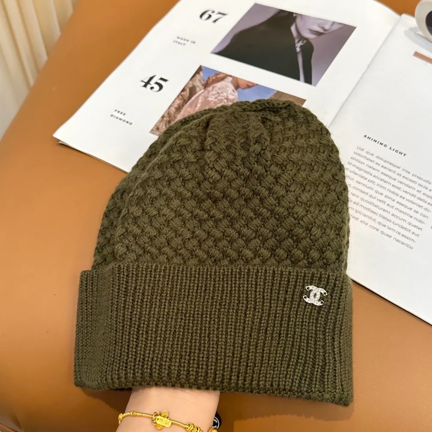 P74 Chanel's official website quality Chanel autumn and winter knitted hat recommended by internet celebrity fashion bloggers hides a quiet sense of luxury. Every line is neat and elegant, simple but not simple, generous and stylish. Every detail demonstrates high-end taste, and the sense of fashion becomes more and more intriguing in its restraint.