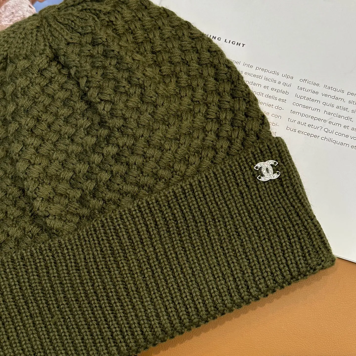 P74 Chanel's official website quality Chanel autumn and winter knitted hat recommended by internet celebrity fashion bloggers hides a quiet sense of luxury. Every line is neat and elegant, simple but not simple, generous and stylish. Every detail demonstrates high-end taste, and the sense of fashion becomes more and more intriguing in its restraint.