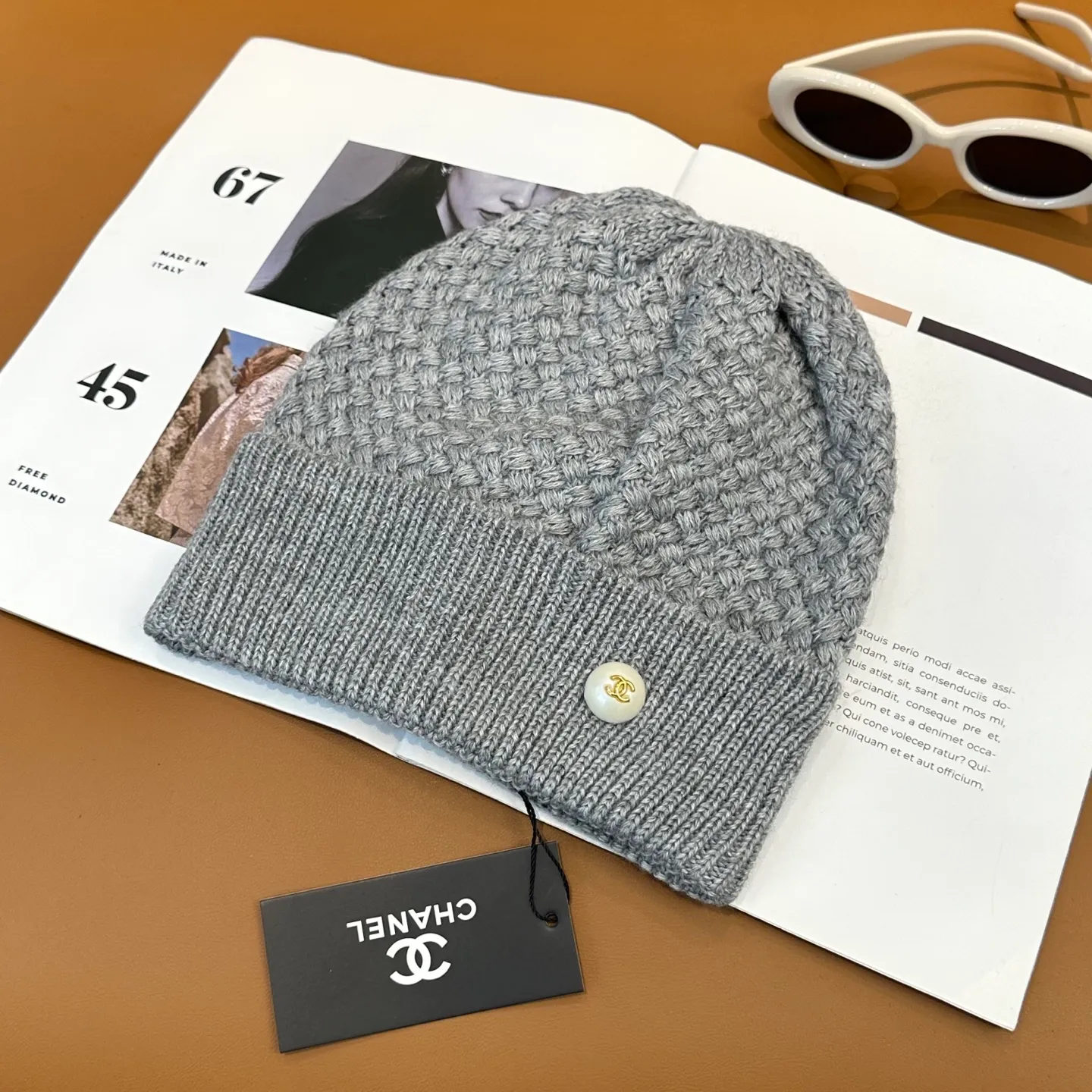 P70 Chanel official website quality Chanel autumn and winter fashion blogger recommended knitted hat, which hides a quiet sense of luxury. Every line is neat and generous, simple but not simple, generous and stylish. Every detail shows high-end taste, and the sense of fashion becomes more and more intriguing in the restraint.