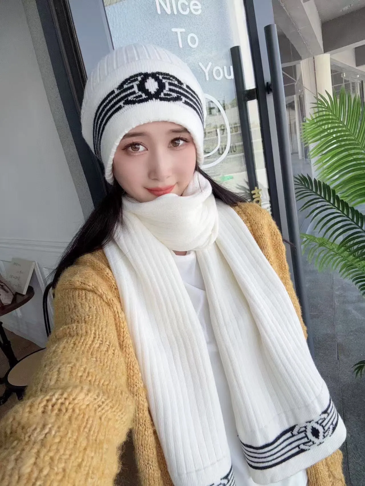 P150 CHANEL Xiaohongshu popular style, official website new classic suit hat! Hat ➕Scarf! It feels great in hand! It’s warm and super comfortable. This winter, all you need is a hat set like this. It’s warm and fashionable! Welcome to choose!!