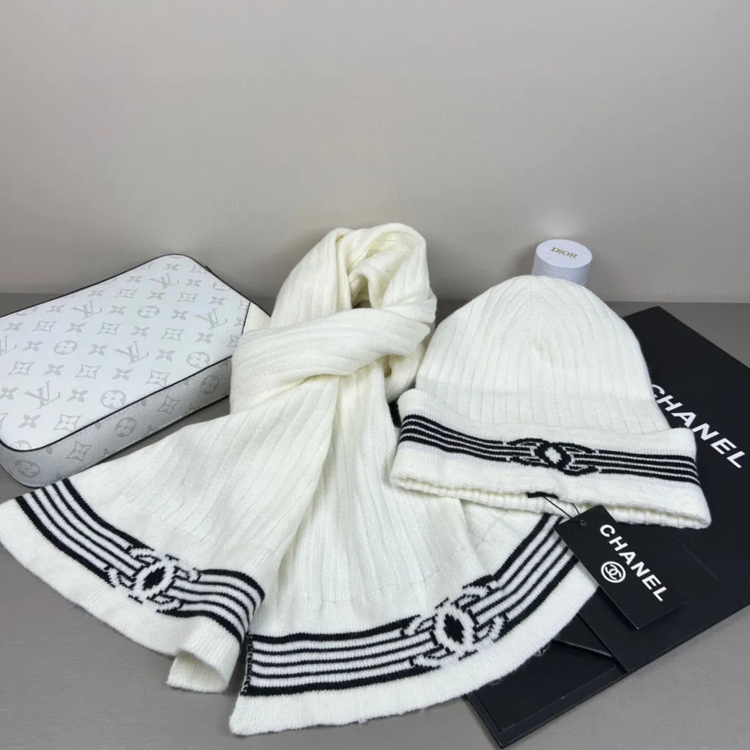 P150 CHANEL Xiaohongshu popular style, official website new classic suit hat! Hat ➕Scarf! It feels great in hand! It’s warm and super comfortable. This winter, all you need is a hat set like this. It’s warm and fashionable! Welcome to choose!!
