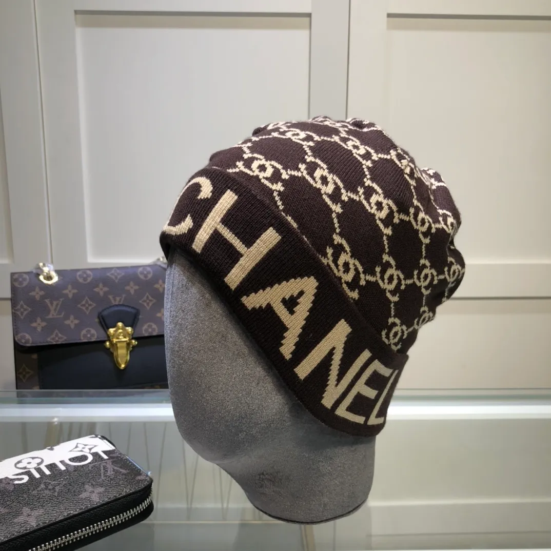 P70 comes with dust bag. CHANEL🎩cashmere wool quality knitted hat, fashionable, good quality, high-end, super soft! Super hot💖The texture is great and it’s great to match when out on the street! Fashion trends! A must-have item for autumn and winter, get it now!