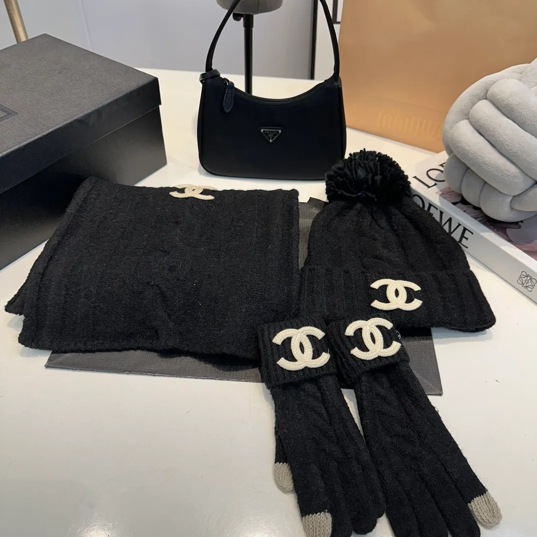 P160 Chanel Chanel autumn and winter woolen suit recommended by internet celebrity fashion bloggers, hat, gloves and scarf three-piece Xiaohongshu hot style, knitted hat with super soft and comfortable feel, excellent elasticity!