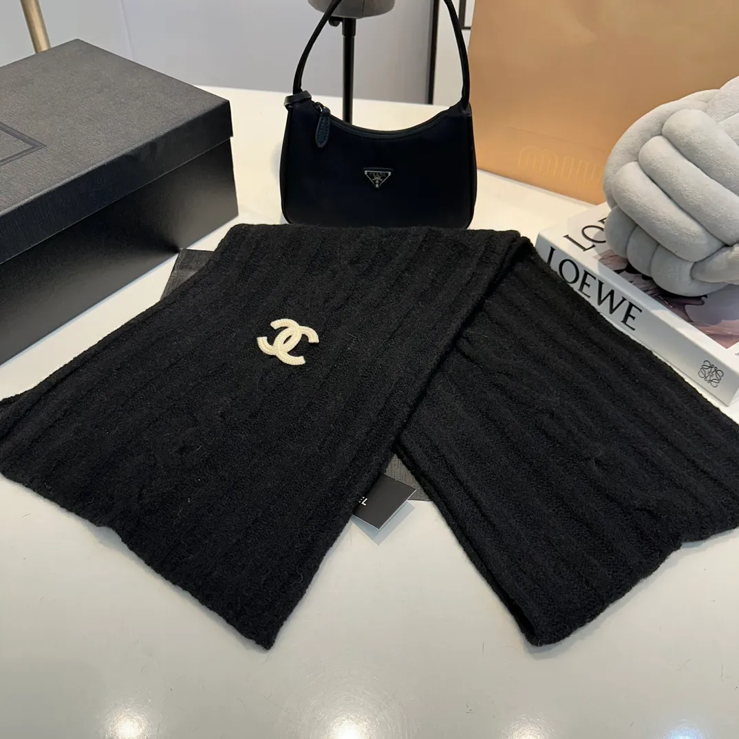 P160 Chanel Chanel autumn and winter woolen suit recommended by internet celebrity fashion bloggers, hat, gloves and scarf three-piece Xiaohongshu hot style, knitted hat with super soft and comfortable feel, excellent elasticity!