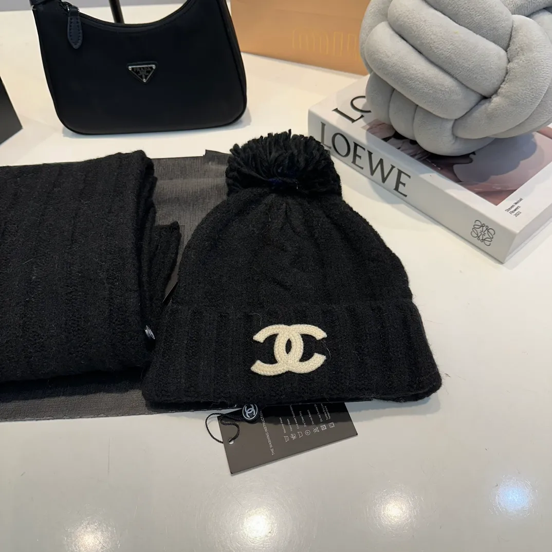 P160 Chanel Chanel autumn and winter woolen suit recommended by internet celebrity fashion bloggers, hat, gloves and scarf three-piece Xiaohongshu hot style, knitted hat with super soft and comfortable feel, excellent elasticity!