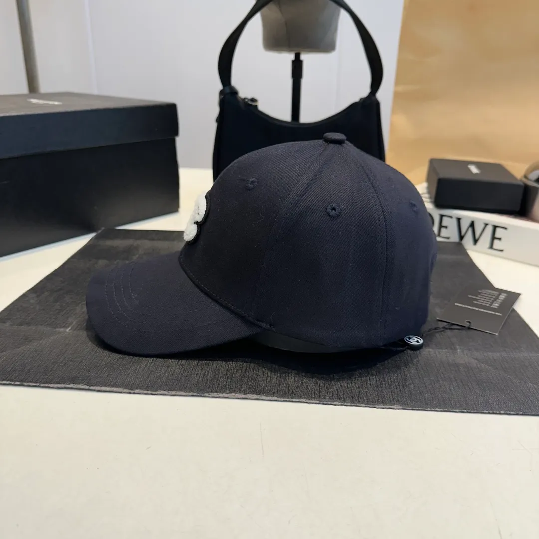 P60 Chanel's new autumn and winter classic casual and trendy style simple baseball cap🧢Japanese and Korean style, looks great with any combination! A must-have when traveling