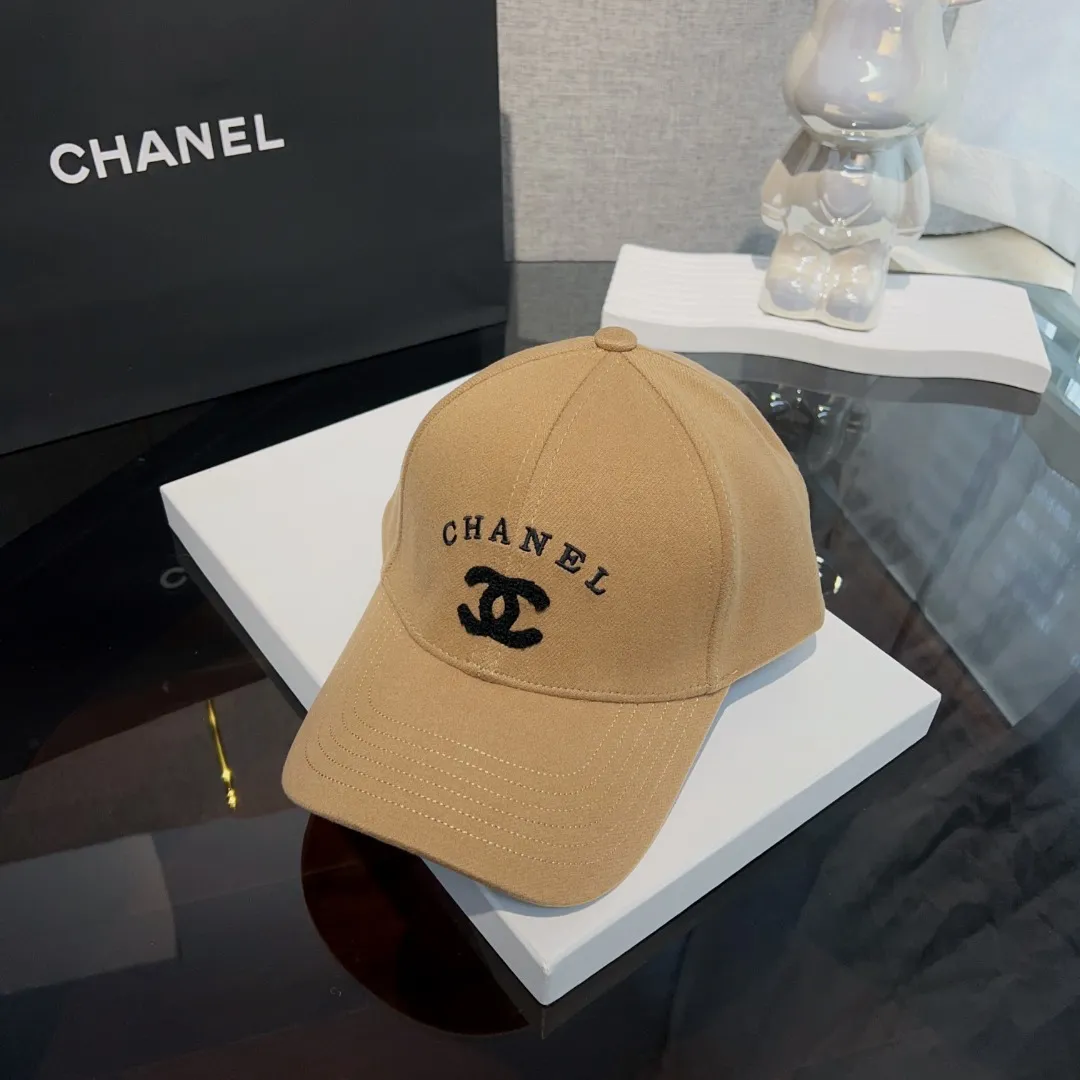 P60 Chanel* Corduroy Baseball Cap for Autumn and Winter 🍂🍂Must buy in autumn~ Simple embroidery highlights the brand tone, low-key and not exaggerated🎹 The deepened hat shape can be worn by boys and girls! It’s a bonus item that not only modifies your face but also enhances your temperament. It’s really hard not to love it~