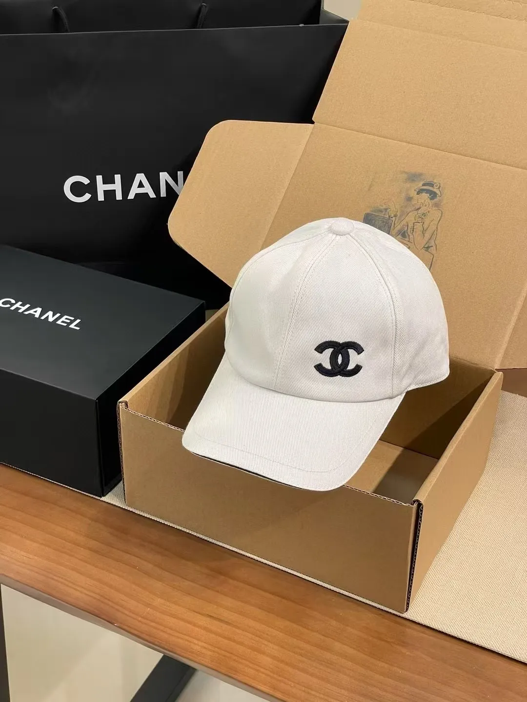 The P90 Chanel baseball cap is really amazing! New colors: Olive green is full of vitality, khaki is gentle and versatile, and the simple tones are perfect for daily outings~ The iconic double C logo is low-key and luxurious, and the exquisite embroidery highlights the quality. Wear it casually and you will instantly feel fashionable. Who wouldn’t love it?