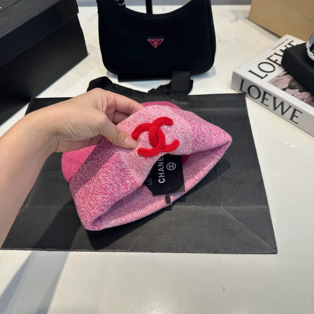 P70 Chanel official website quality Chanel autumn and winter woolen hat recommended by Internet celebrity fashion bloggers, Xiaohongshu popular style, super soft and comfortable knitted hat, extremely elastic