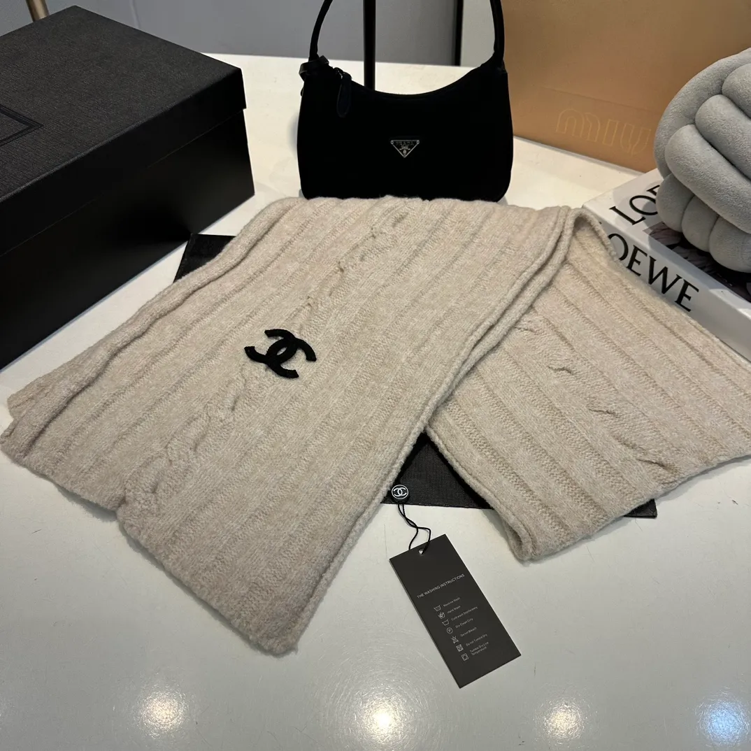 P160 Chanel Chanel autumn and winter woolen suit recommended by internet celebrity fashion bloggers, hat, gloves and scarf three-piece Xiaohongshu hot style, knitted hat with super soft and comfortable feel, excellent elasticity!