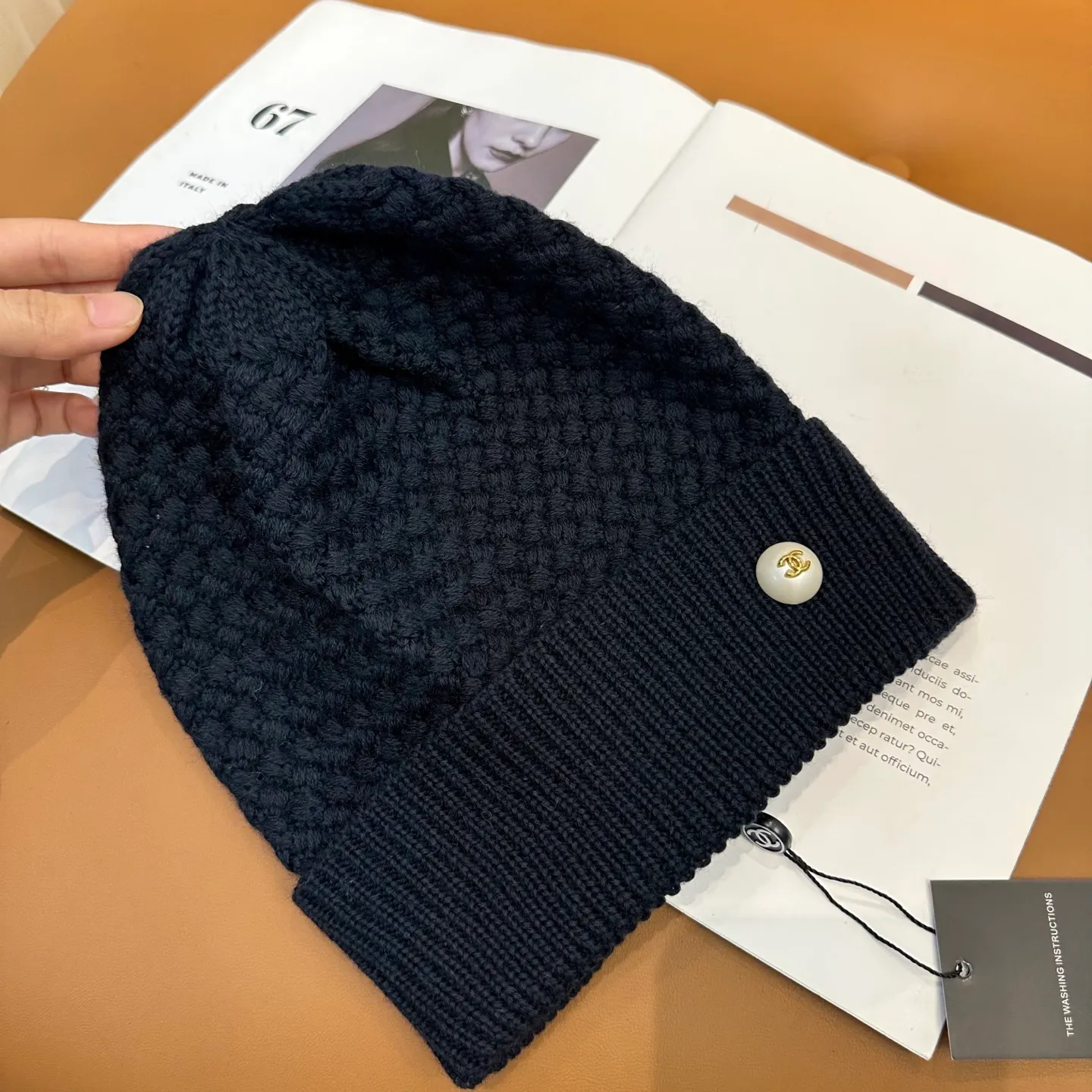 P70 Chanel official website quality Chanel autumn and winter fashion blogger recommended knitted hat, which hides a quiet sense of luxury. Every line is neat and generous, simple but not simple, generous and stylish. Every detail shows high-end taste, and the sense of fashion becomes more and more intriguing in the restraint.