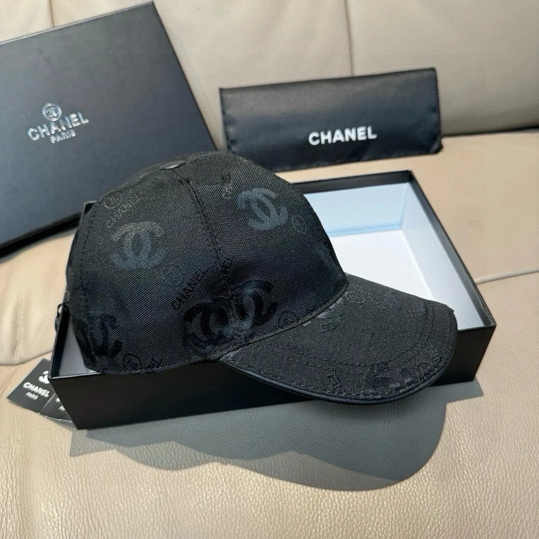 p90., Chanel (Chanel) classic original baseball cap, classic double C, 1:1 mold opening and customization at the counter, original canvas fabric + first layer of cowhide, light and breathable! The quality is great, the basic head circumference is 56cm, and the patch is adjustable.