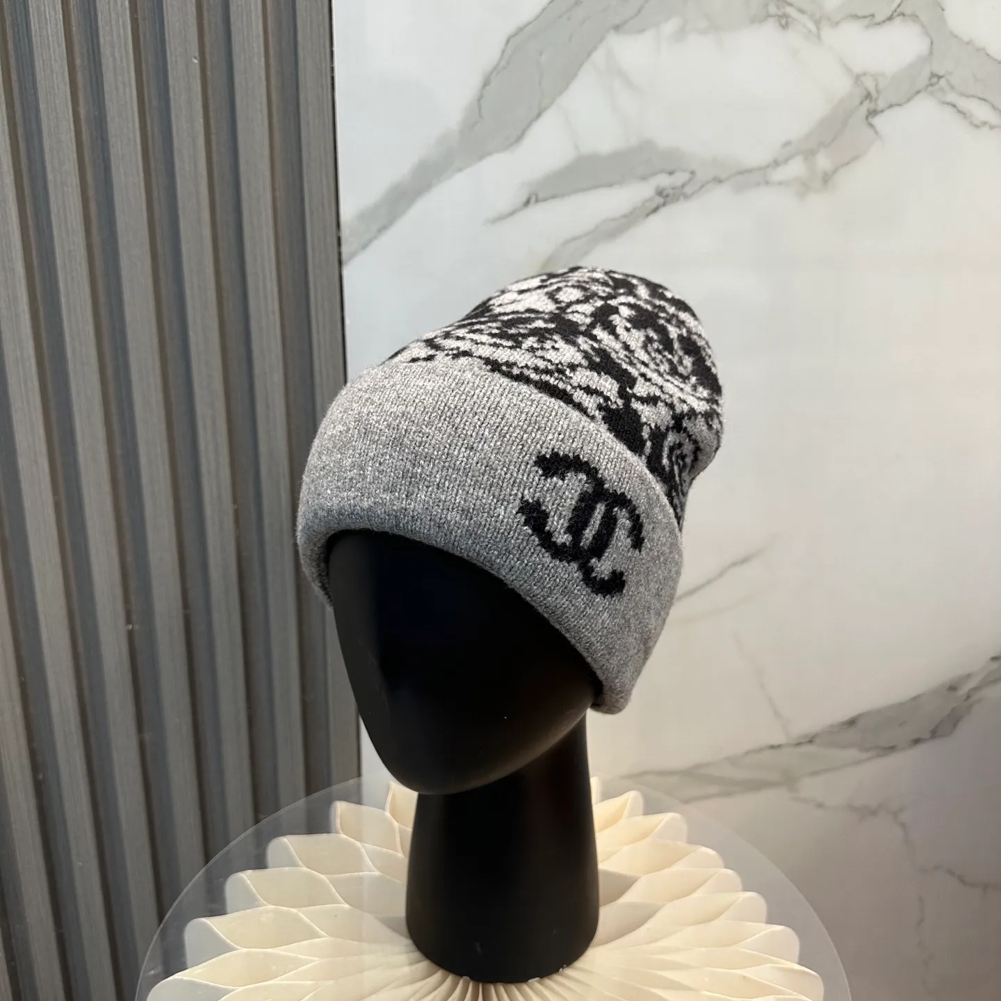 P60 Chanel Chanel's new autumn and winter camellia knitted hat recommended by internet celebrity fashion bloggers hides a quiet sense of high-end. Every line is neat and generous, simple but not simple, generous but not out of style. Every detail demonstrates high-end taste, and the sense of fashion becomes more and more intriguing in its restraint.