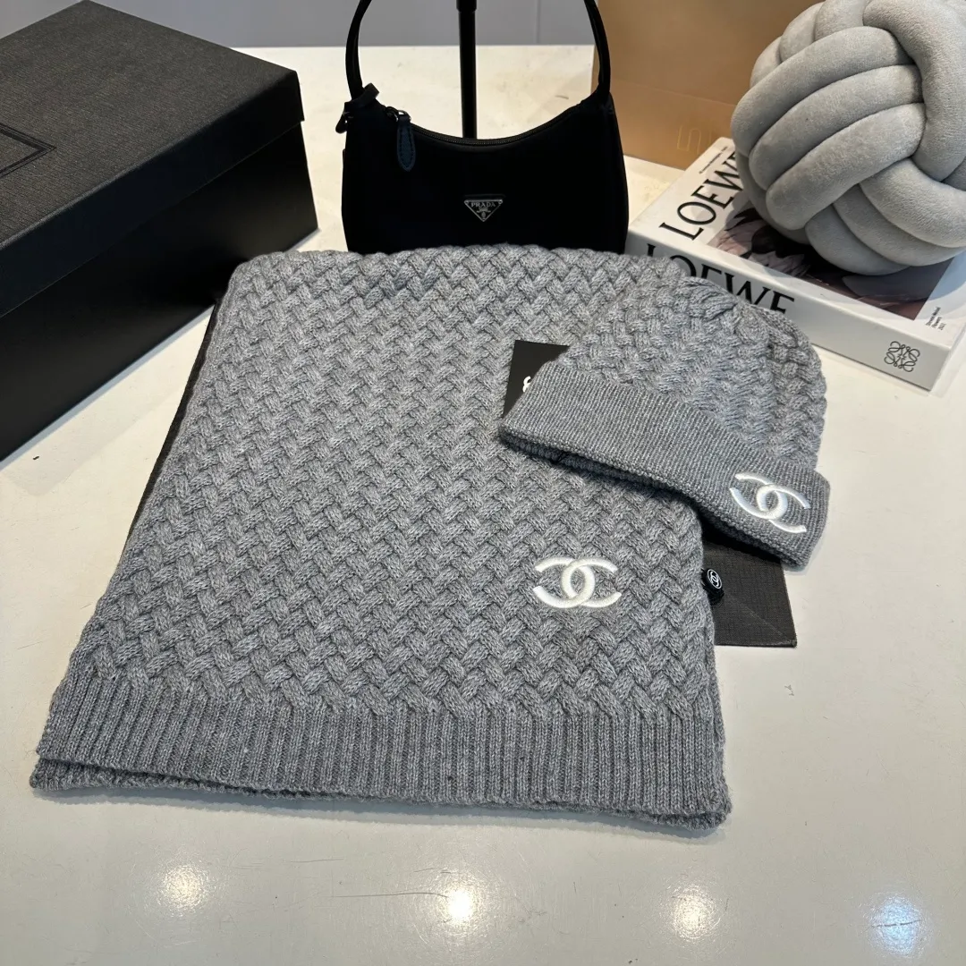 P280 Chane*🆕Chanel 25N new ski series wool hat, hat, scarf set, the popular Lei Feng hat on the Internet, black and white, versatile and cool, can be worn by men and women as a couple, warm and good-looking, a must-have