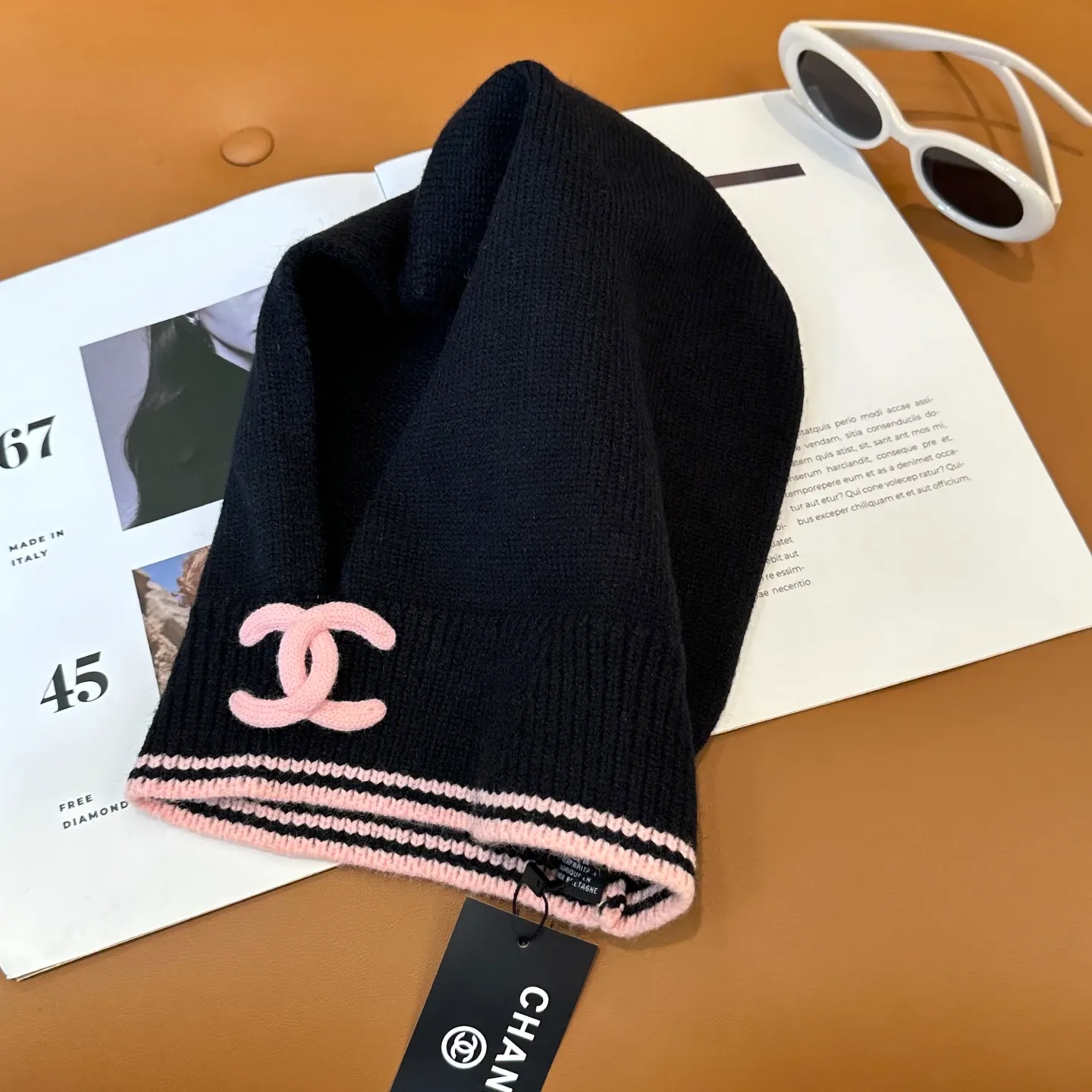 P70 Chanel Sisters, do you all own the Chanel 25b balaclava? 🤭, I checked the outfits of the little sisters in Xiaohongshu and really like them. It looks great when stacked with a peaked hat, or it is also good to use as a scarf. I love it 😍