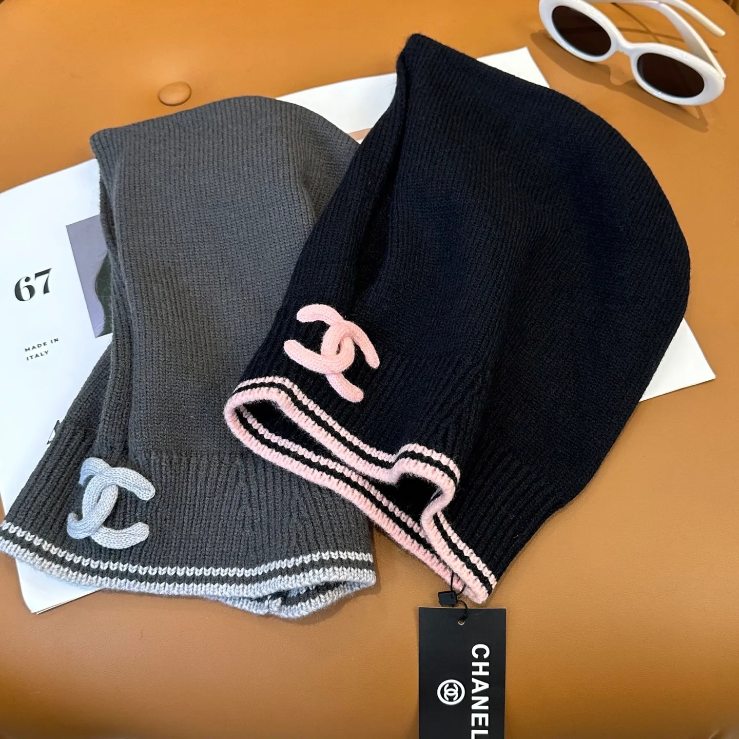 P70 Chanel Sisters, do you all own the Chanel 25b balaclava? 🤭, I checked the outfits of the little sisters in Xiaohongshu and really like them. It looks great when stacked with a peaked hat, or it is also good to use as a scarf. I love it 😍