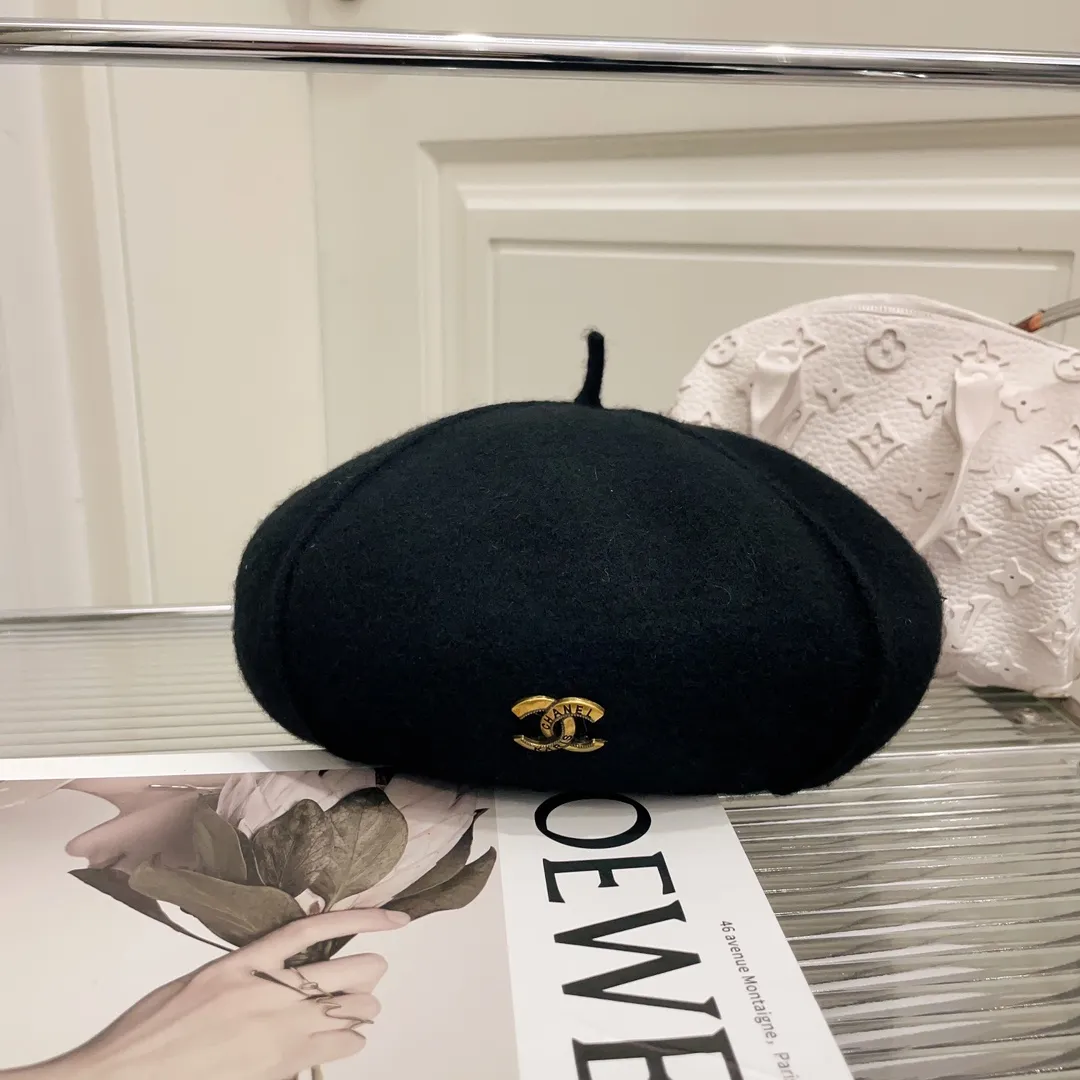 P70 Chanel Chanel's new Australian fur beret for autumn and winter. Delicate cashmere feel, 100% wool without additives, soft and waxy, warm, Japanese style and elegant.