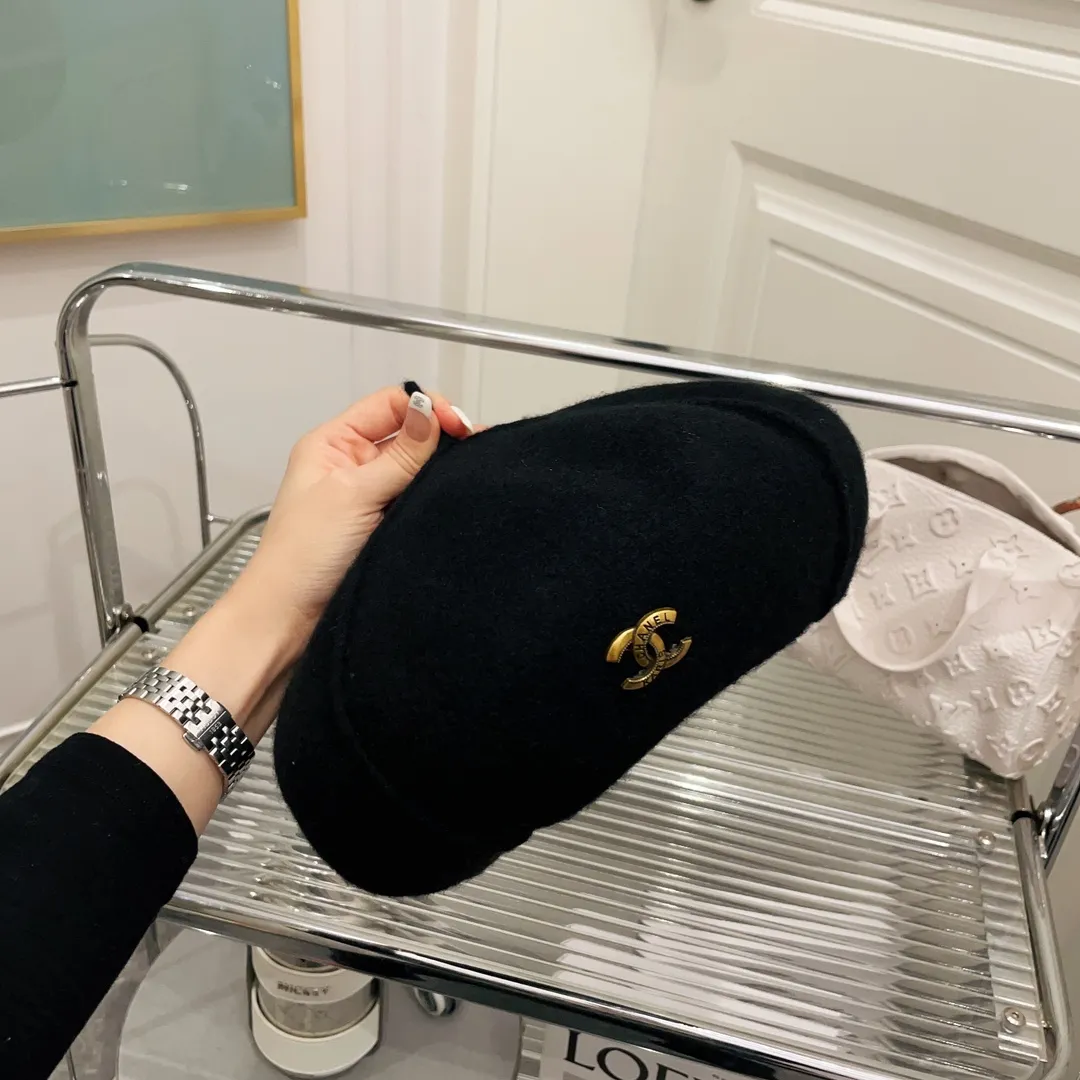 P70 Chanel Chanel's new Australian fur beret for autumn and winter. Delicate cashmere feel, 100% wool without additives, soft and waxy, warm, Japanese style and elegant.