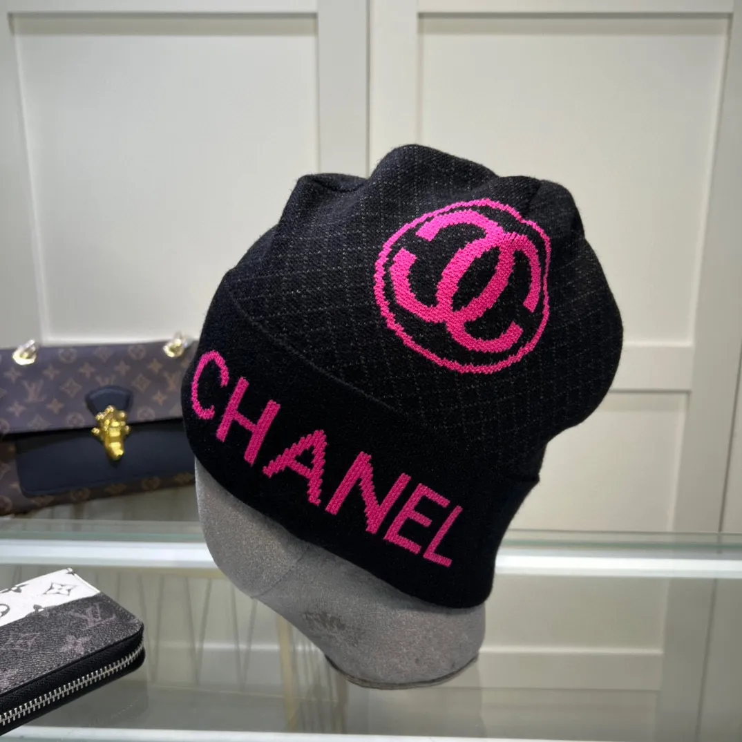 P40 comes with dust bag. CHANEL🎩cashmere wool quality knitted hat, fashionable, good quality, high-end, super soft! Super hot💖The texture is great and it’s great to match when out on the street! Fashion trends! A must-have item for autumn and winter, get it now!