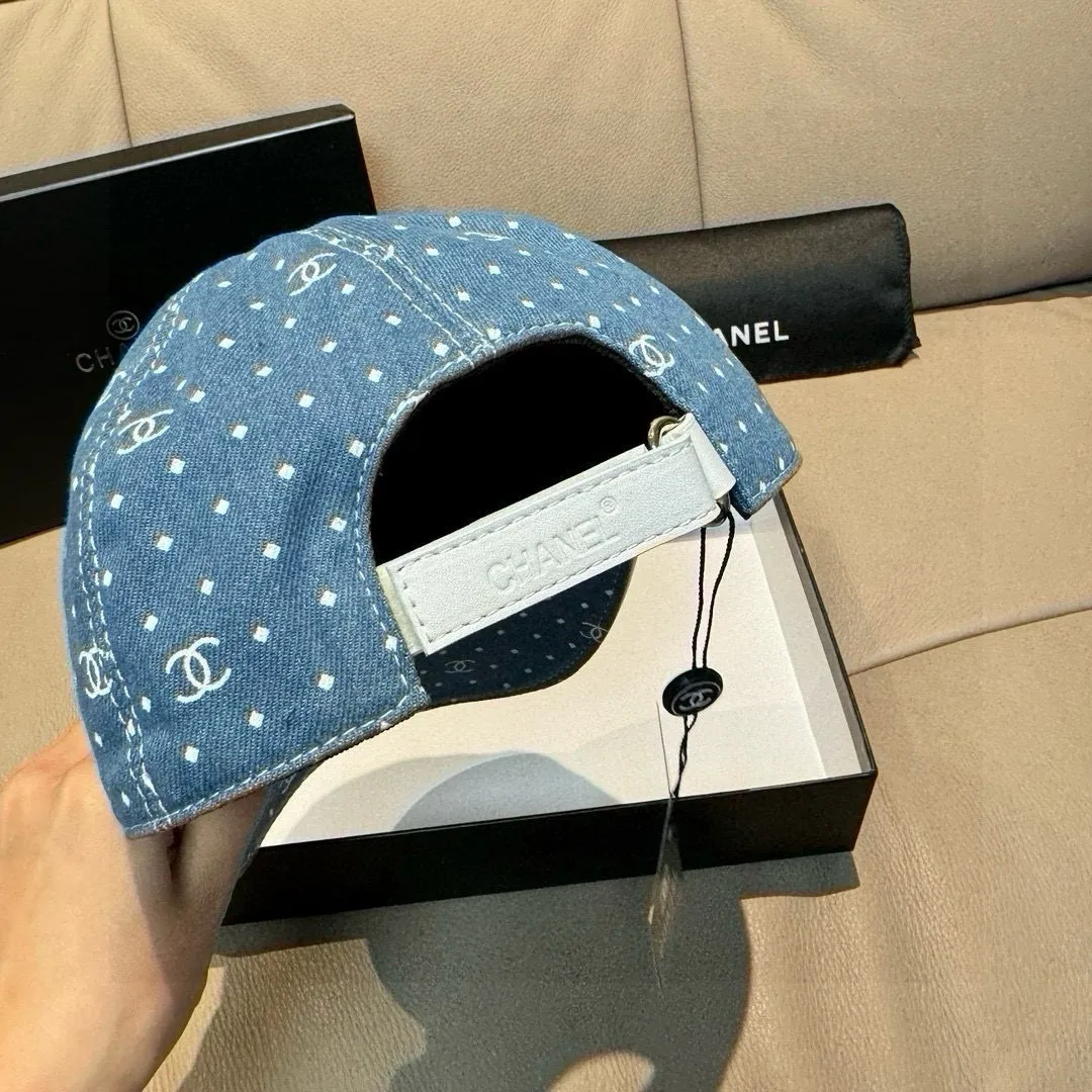 p90, Chanel (Chanel) new original baseball cap, denim small double C, 1:1 mold opening and customization at the counter, original denim fabric + first-layer cowhide, light and breathable! The quality is great, the basic head circumference is 56cm, and the patch is adjustable.