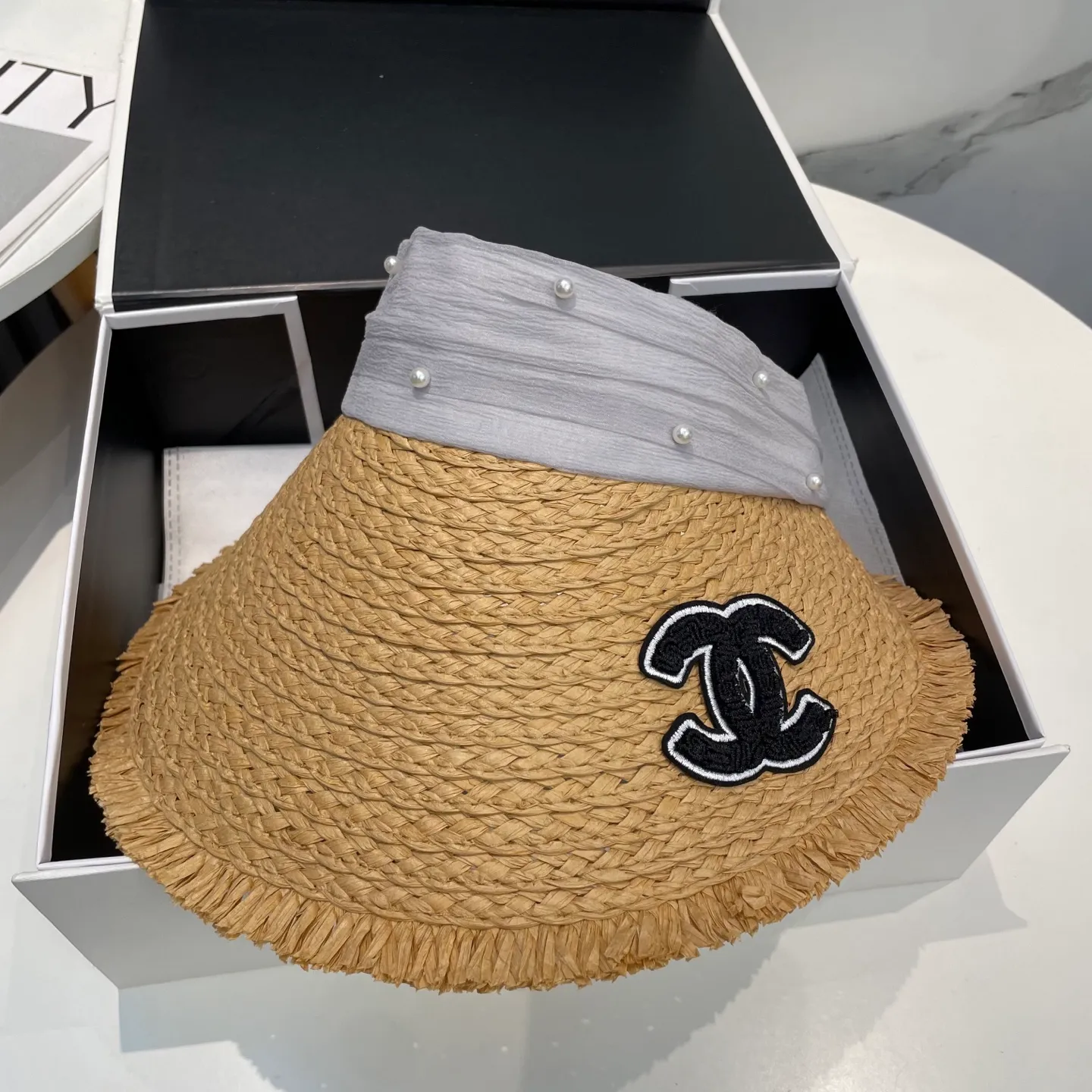 P70 Chanel's new hollow top hat, sweet style 💙Because the hat is hollow, you won't feel stuffy in summer and it doesn't pick up your hairstyle and face shape! The sun protection effect is no less than that of a professional sun protection cloth hat. Just buy the western style one🙄