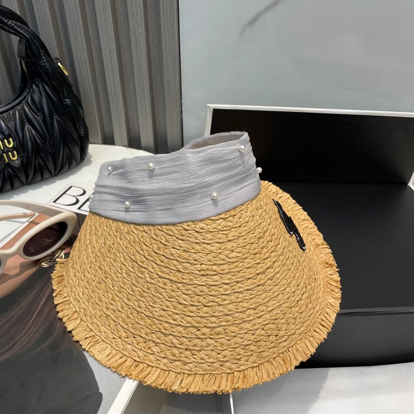 P70 Chanel's new hollow top hat, sweet style 💙Because the hat is hollow, you won't feel stuffy in summer and it doesn't pick up your hairstyle and face shape! The sun protection effect is no less than that of a professional sun protection cloth hat. Just buy the western style one🙄