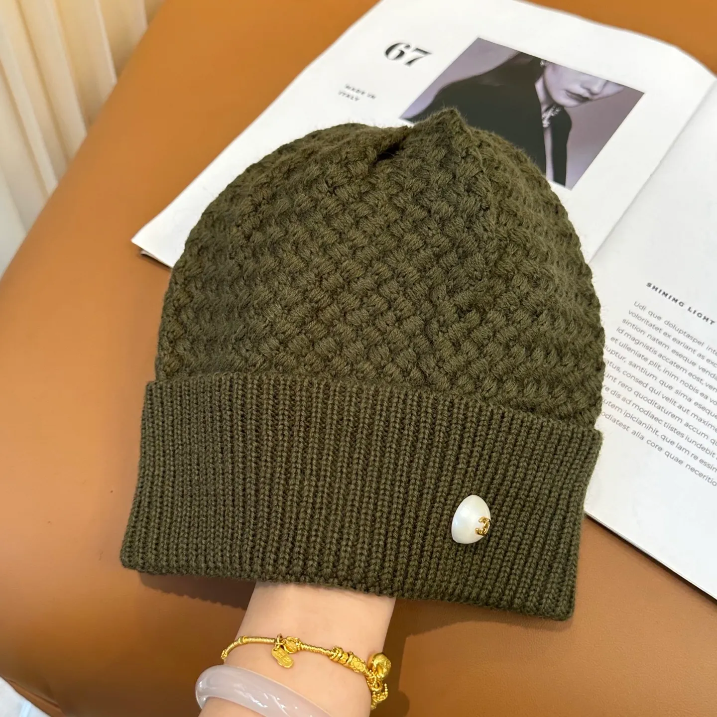 P70 Chanel official website quality Chanel autumn and winter fashion blogger recommended knitted hat, which hides a quiet sense of luxury. Every line is neat and generous, simple but not simple, generous and stylish. Every detail shows high-end taste, and the sense of fashion becomes more and more intriguing in the restraint.