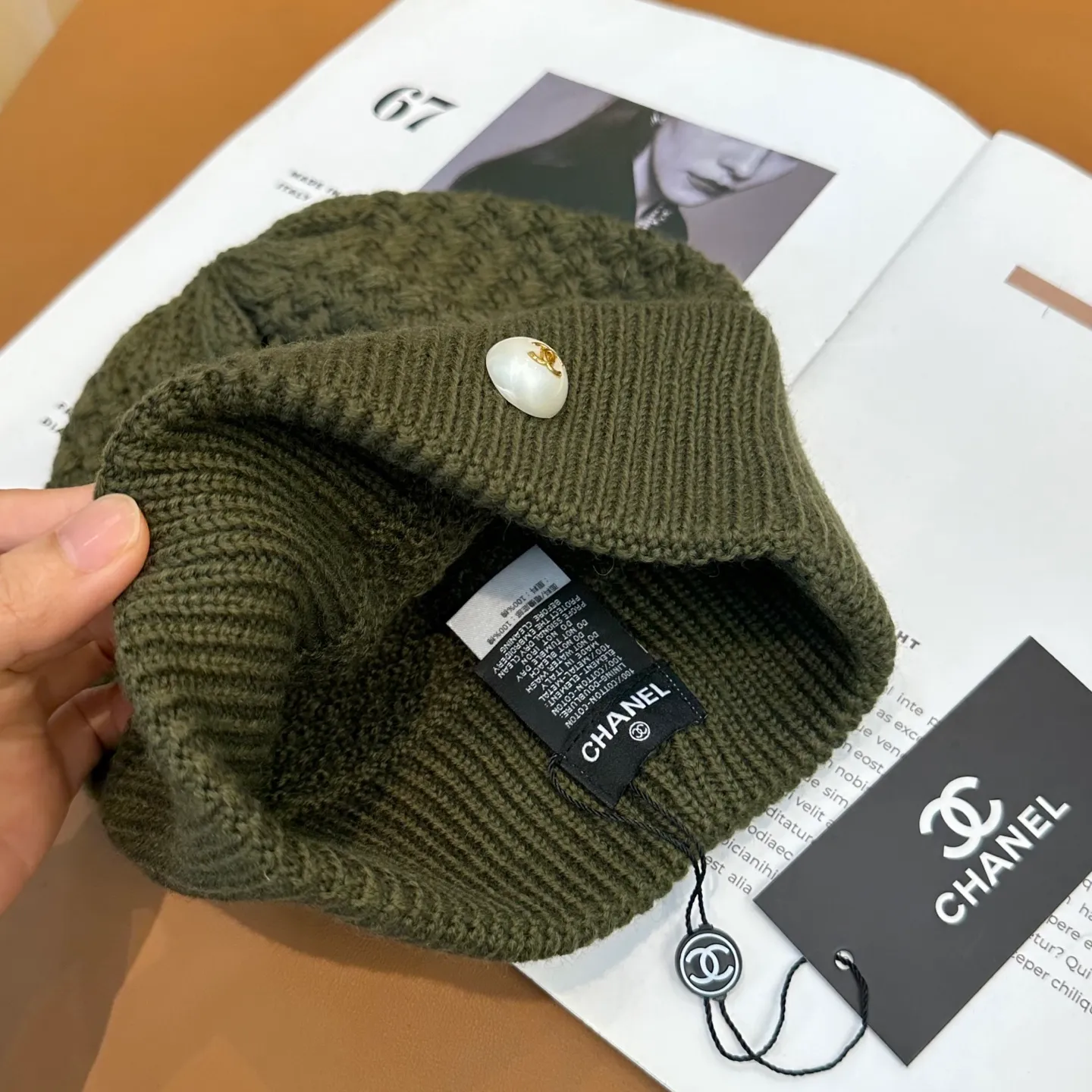 P70 Chanel official website quality Chanel autumn and winter fashion blogger recommended knitted hat, which hides a quiet sense of luxury. Every line is neat and generous, simple but not simple, generous and stylish. Every detail shows high-end taste, and the sense of fashion becomes more and more intriguing in the restraint.