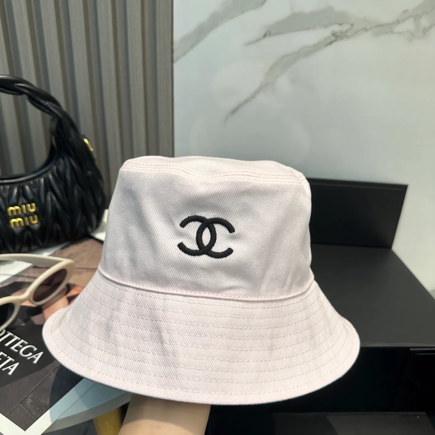 P90 Chanel (Chanel) counter new double-sided embroidered fisherman hat 1:1 mold customization, three-dimensional embroidery, exquisite and flawless! 100% pure cotton fabric, original factory quality, exclusive physical photography.