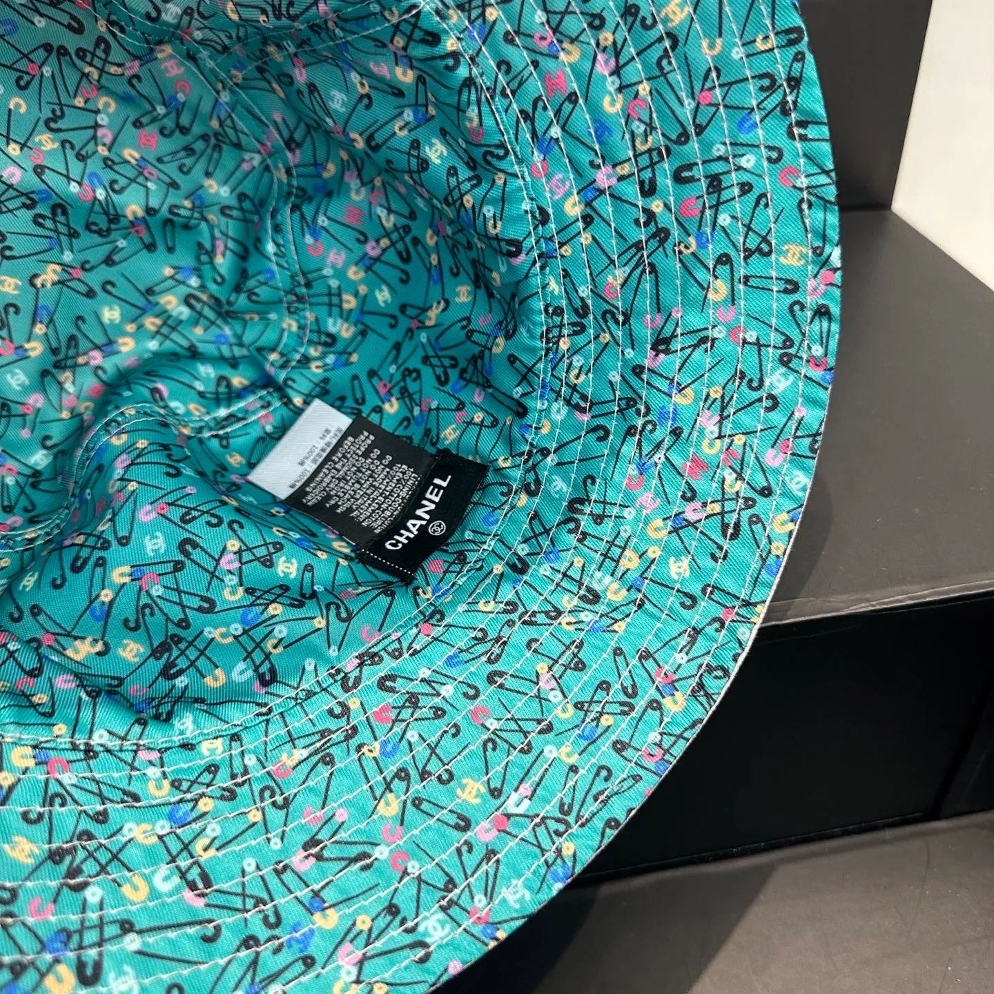 P90 Chanel (Chanel) counter new double-sided embroidered fisherman hat 1:1 mold customization, three-dimensional embroidery, exquisite and flawless! 100% pure cotton fabric, original factory quality, exclusive physical photography.