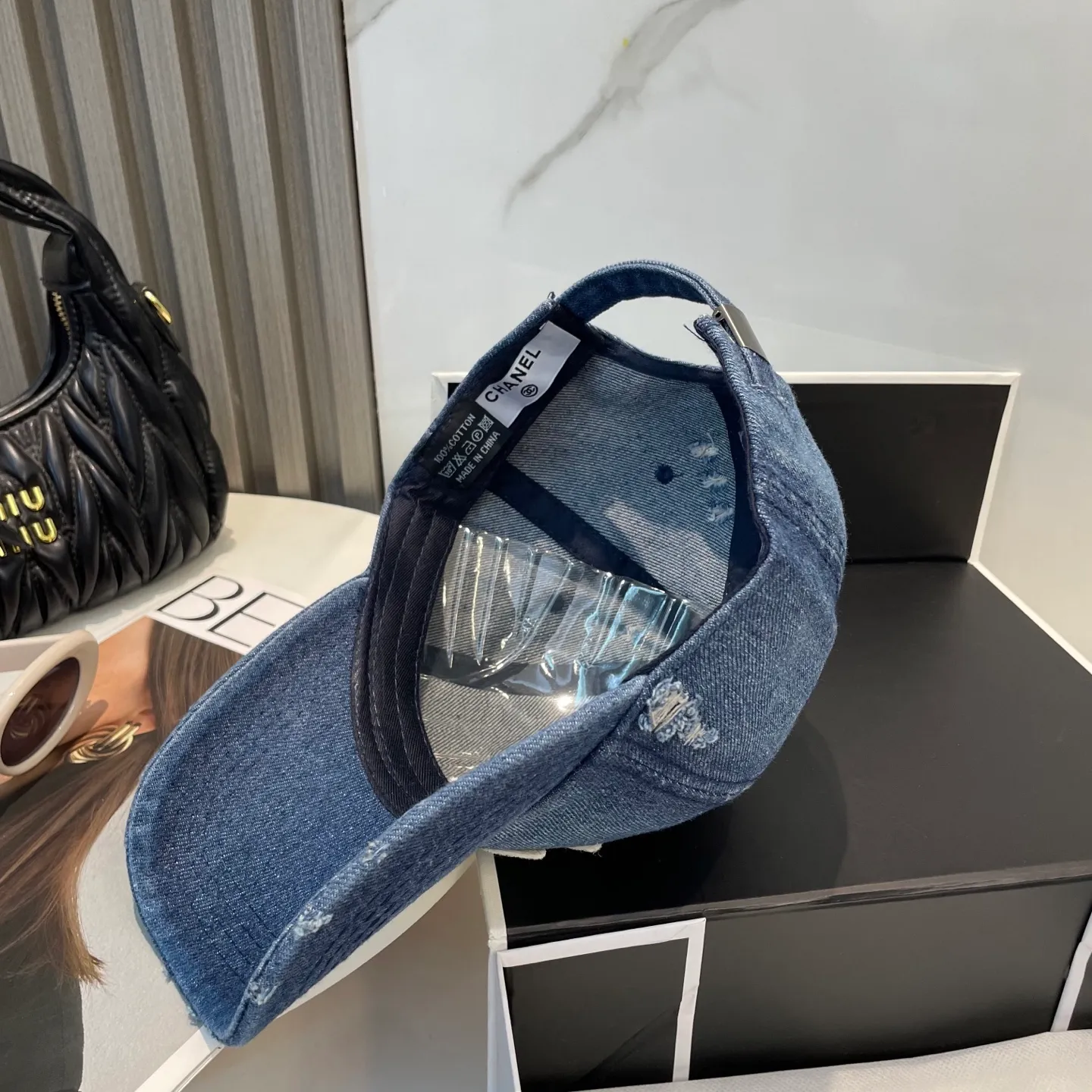 P66 Chanel's new washed denim baseball cap has a hot technology upgrade, and the washed denim style is full of street style. It is more in line with the style of today's fashionable boys and girls. The airport street shots are super cool!