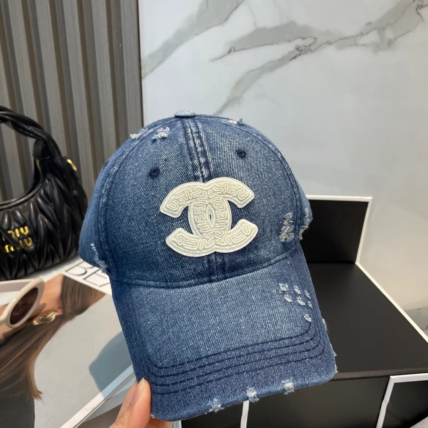 P66 Chanel's new washed denim baseball cap has a hot technology upgrade, and the washed denim style is full of street style. It is more in line with the style of today's fashionable boys and girls. The airport street shots are super cool!