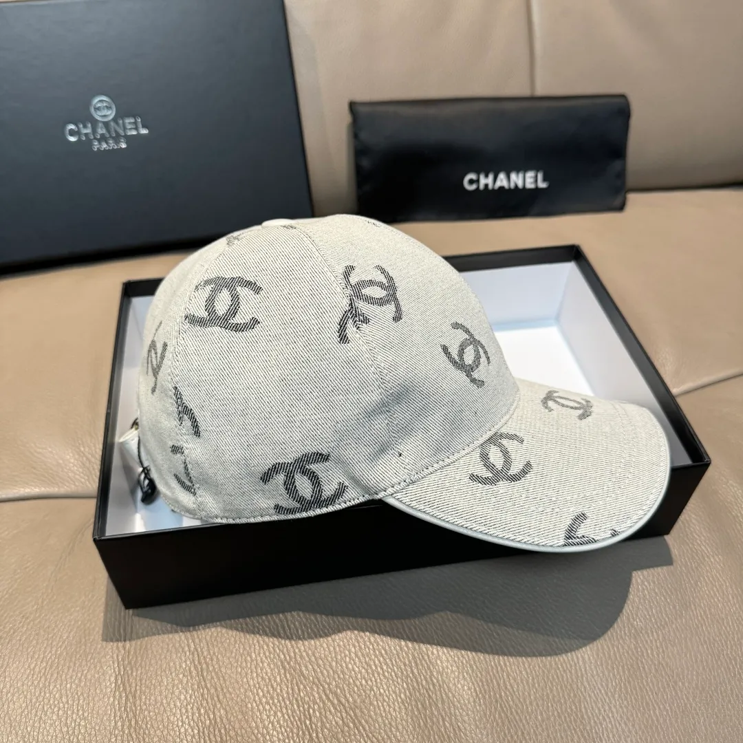 p90., Chanel (Chanel) classic original baseball cap, classic double C, 1:1 mold opening and customization at the counter, original canvas fabric + first layer of cowhide, light and breathable! The quality is great, the basic head circumference is 56cm, and the patch is adjustable.