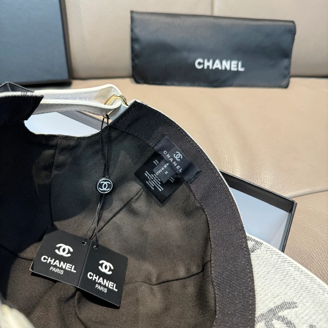 p90., Chanel (Chanel) classic original baseball cap, classic double C, 1:1 mold opening and customization at the counter, original canvas fabric + first layer of cowhide, light and breathable! The quality is great, the basic head circumference is 56cm, and the patch is adjustable.