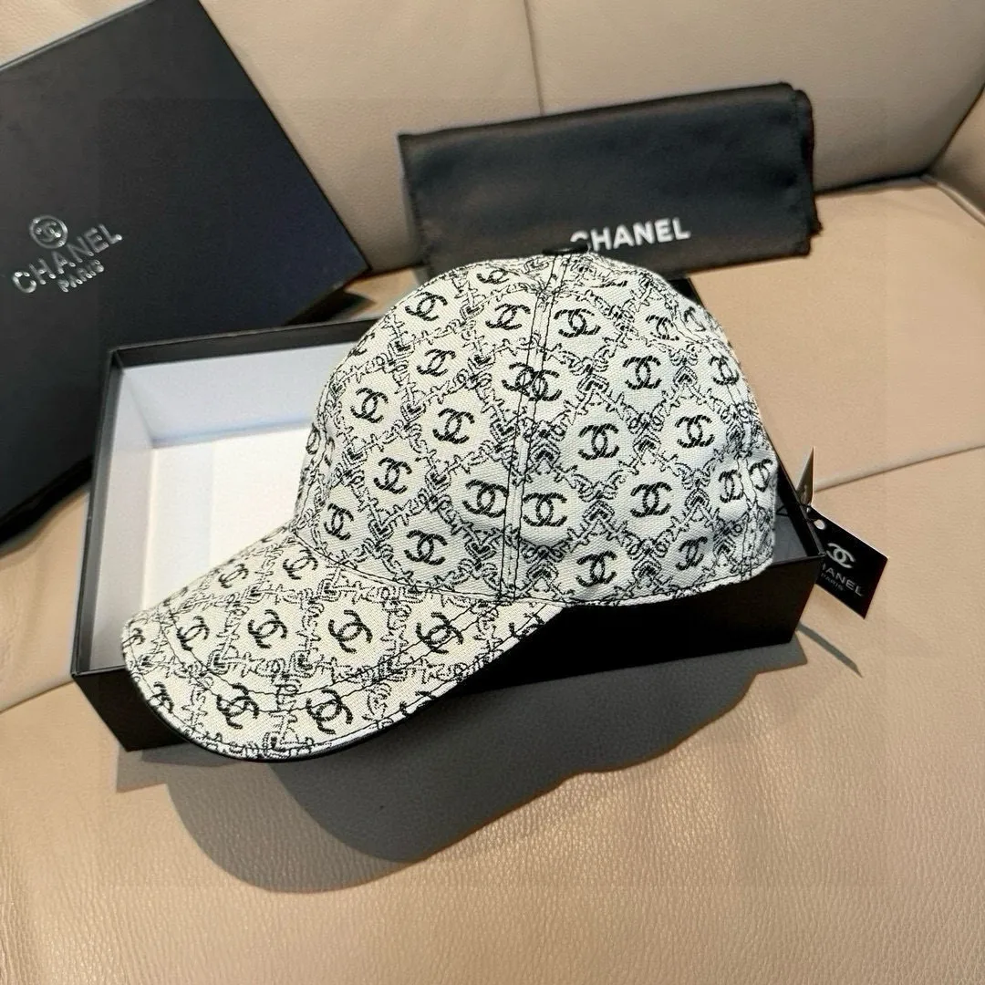 p90 new model shipped!   , Chanel (Chanel) new original baseball cap, small double C jacquard, 1:1 mold opening and customization at the counter, original canvas fabric + first layer of cowhide, light and breathable! The quality is great, the basic head circumference is 56cm, and the patch is adjustable.
