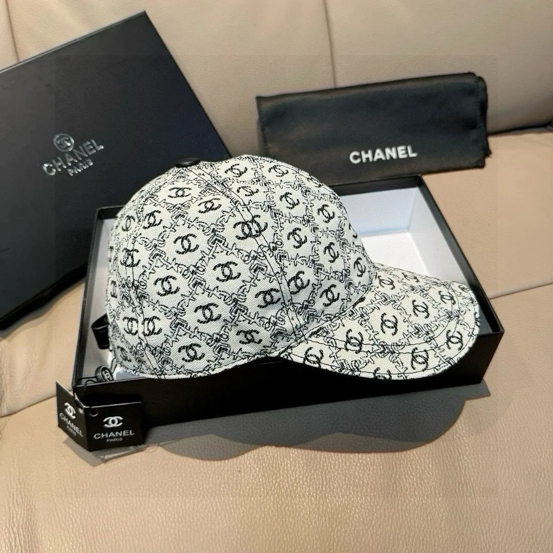 p90 new model shipped!   , Chanel (Chanel) new original baseball cap, small double C jacquard, 1:1 mold opening and customization at the counter, original canvas fabric + first layer of cowhide, light and breathable! The quality is great, the basic head circumference is 56cm, and the patch is adjustable.