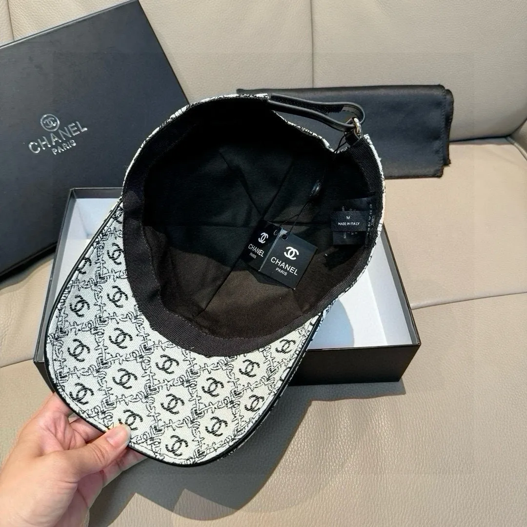 p90 new model shipped!   , Chanel (Chanel) new original baseball cap, small double C jacquard, 1:1 mold opening and customization at the counter, original canvas fabric + first layer of cowhide, light and breathable! The quality is great, the basic head circumference is 56cm, and the patch is adjustable.