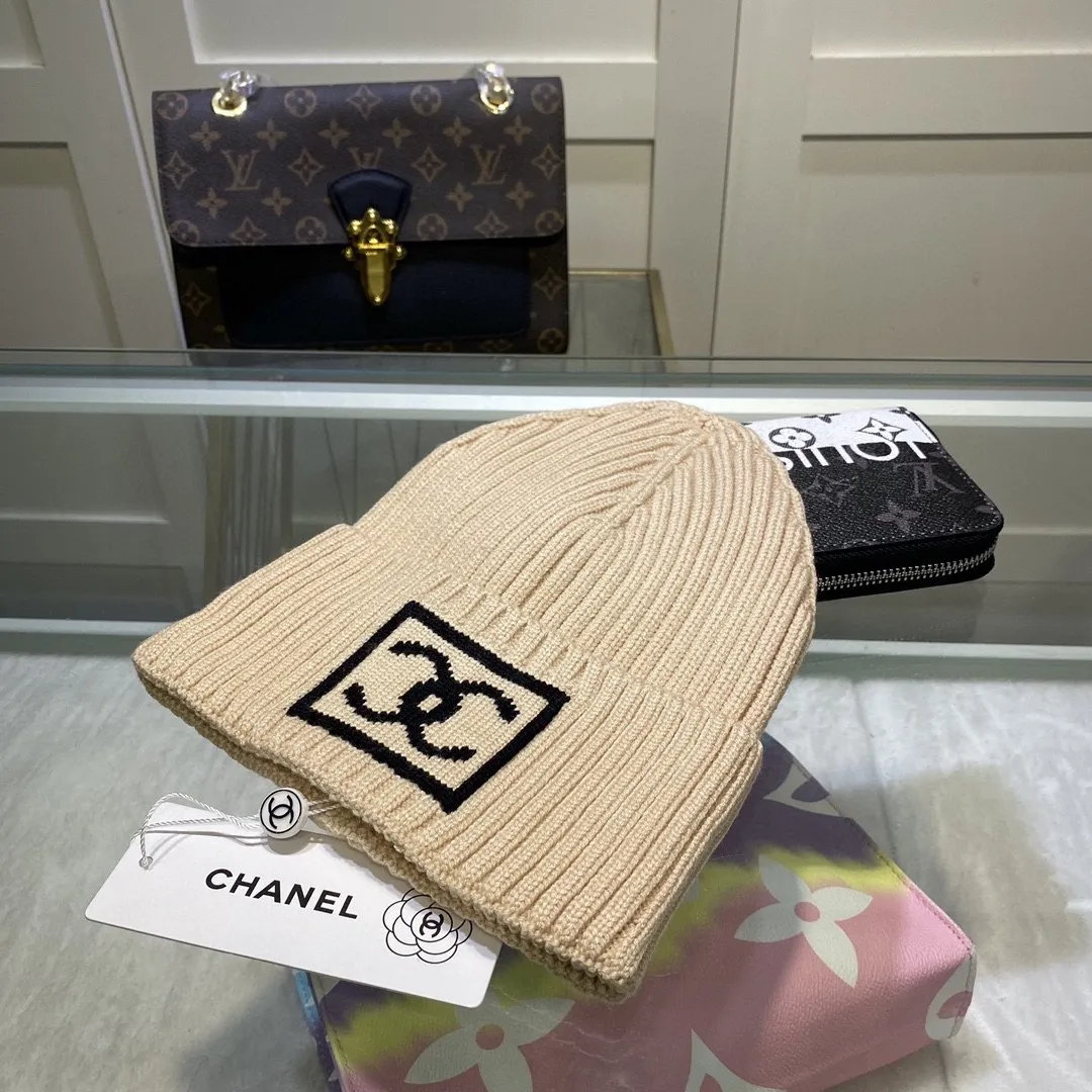 P44 comes with dust bag. CHANEL🎩cashmere wool quality knitted hat, fashionable, good quality, high-end, super soft! Super hot💖The texture is great and it’s great to match when out on the street! Fashion trends! A must-have item for autumn and winter, get it now!