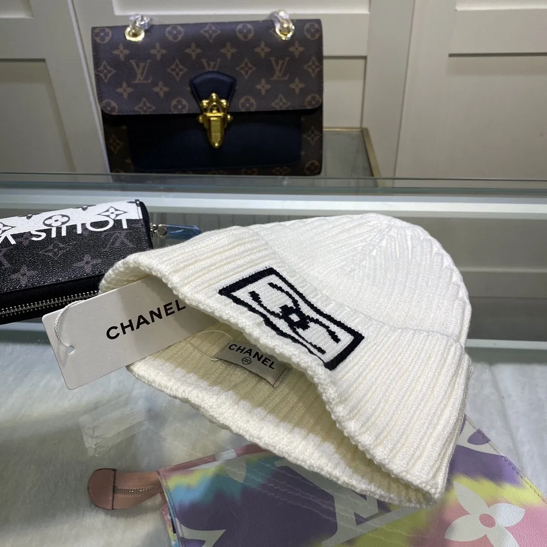 P44 comes with dust bag. CHANEL🎩cashmere wool quality knitted hat, fashionable, good quality, high-end, super soft! Super hot💖The texture is great and it’s great to match when out on the street! Fashion trends! A must-have item for autumn and winter, get it now!