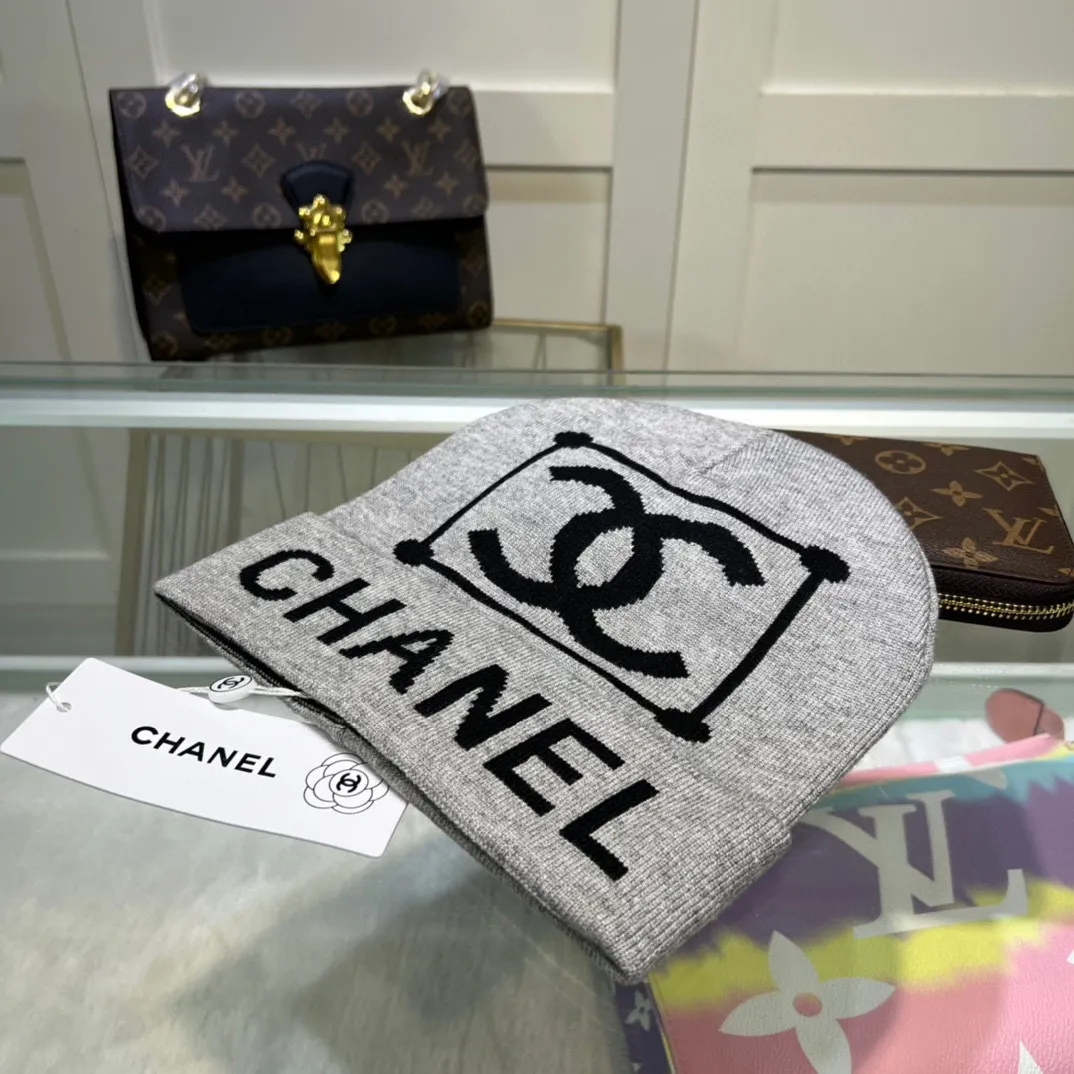 P44 comes with dust bag. CHANEL🎩cashmere wool quality knitted hat, fashionable, good quality, high-end, super soft! Super hot💖The texture is great and it’s great to match when out on the street! Fashion trends! A must-have item for autumn and winter, get it now!