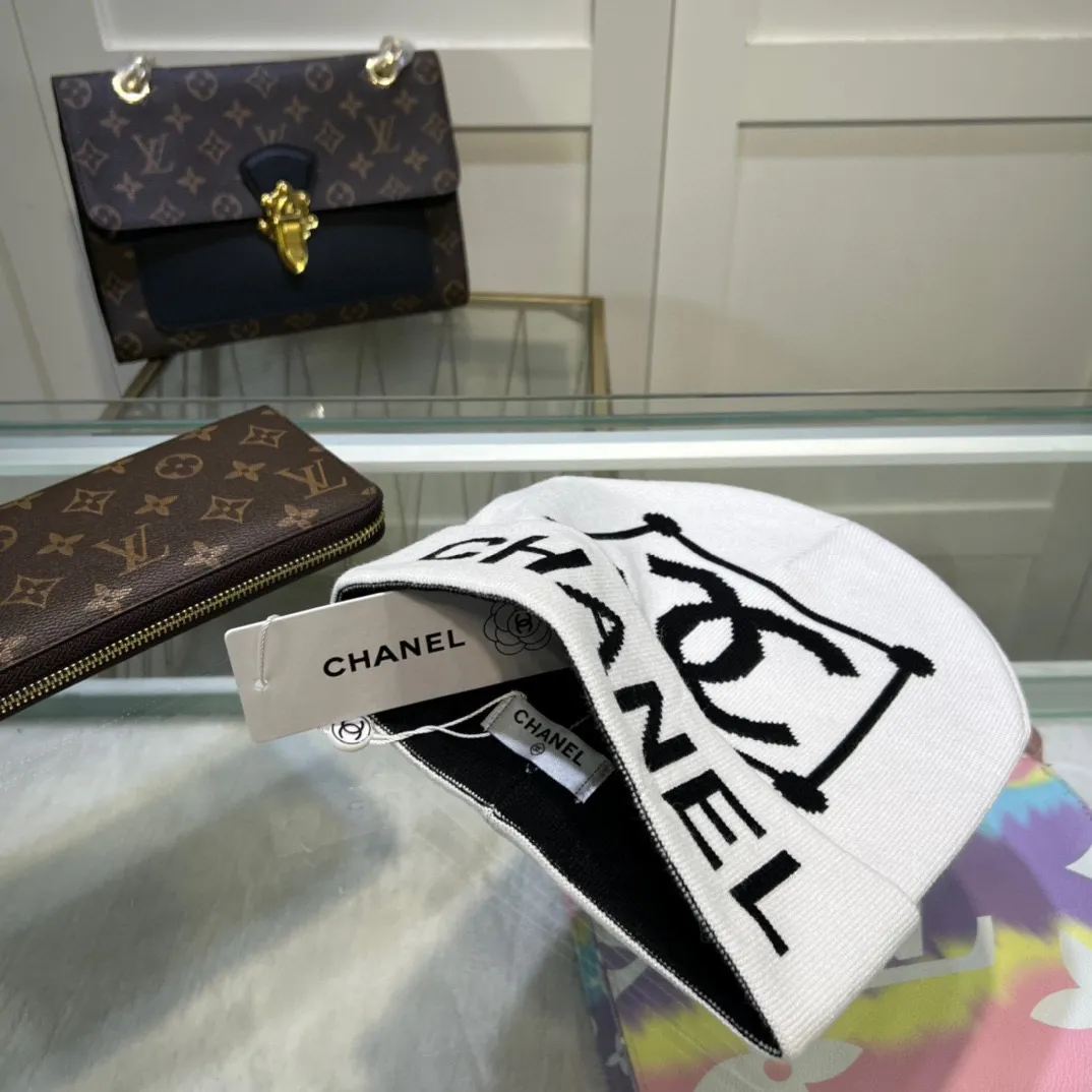 P44 comes with dust bag. CHANEL🎩cashmere wool quality knitted hat, fashionable, good quality, high-end, super soft! Super hot💖The texture is great and it’s great to match when out on the street! Fashion trends! A must-have item for autumn and winter, get it now!