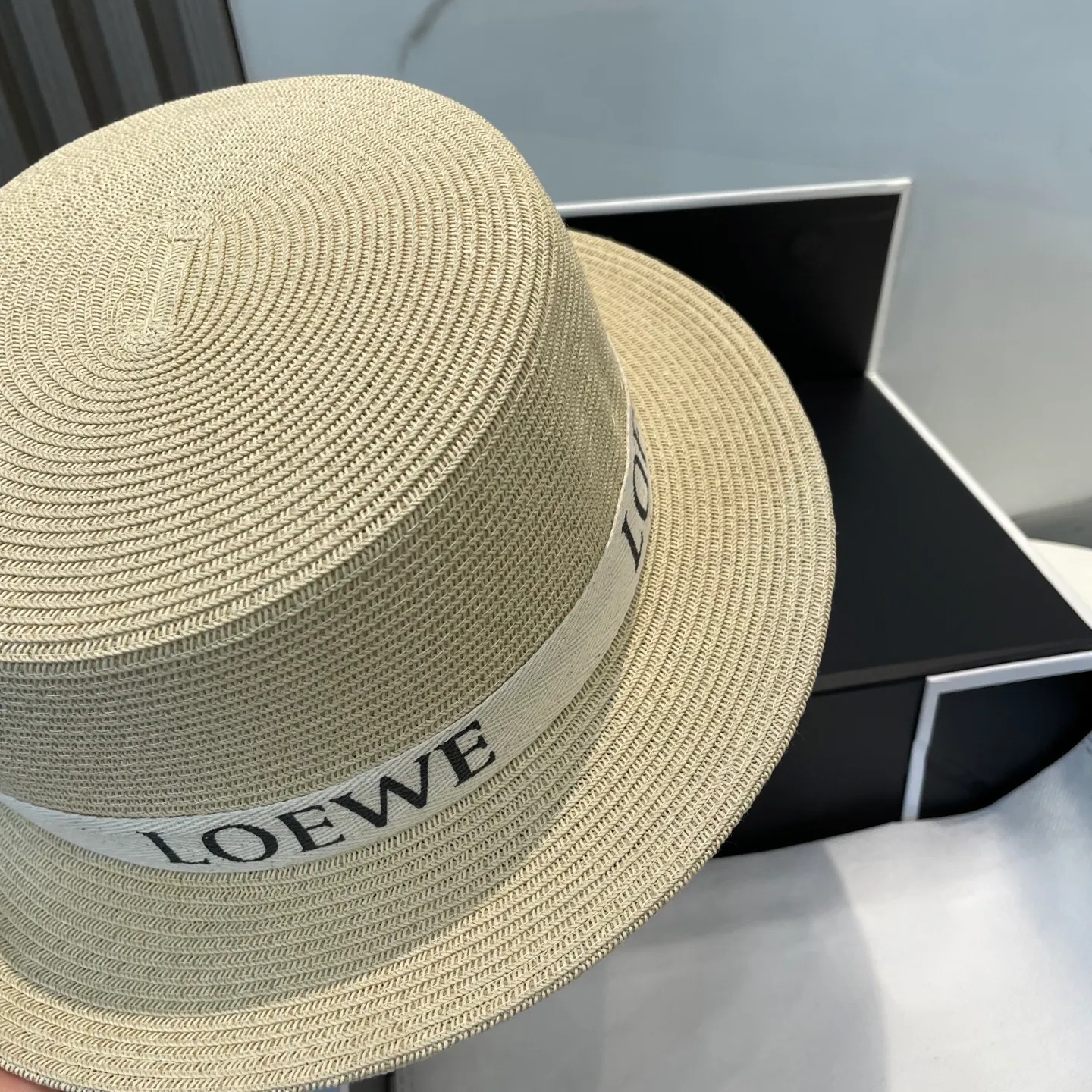 P80 CHANEL high-end flat-top straw hat is versatile and does not matter the face shape. The flat brim does not block the line of sight. It is more practical. It is easy to wear for daily use and travel. It has an Instagram style. Especially photogenic. It has an adjustment strap inside.