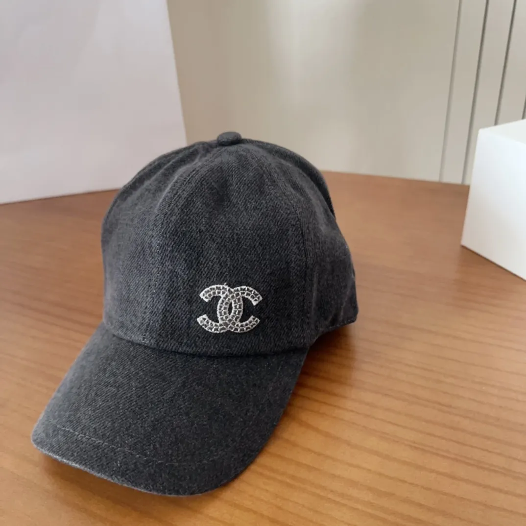 💰60 CHANEL Chanel’s new style🆕 Denim blue retro style baseball cap🔸 Take it out for holiday travel and look beautiful❕ Second-hand style. This kind of hat is not easy to match 😬 Ready in stock