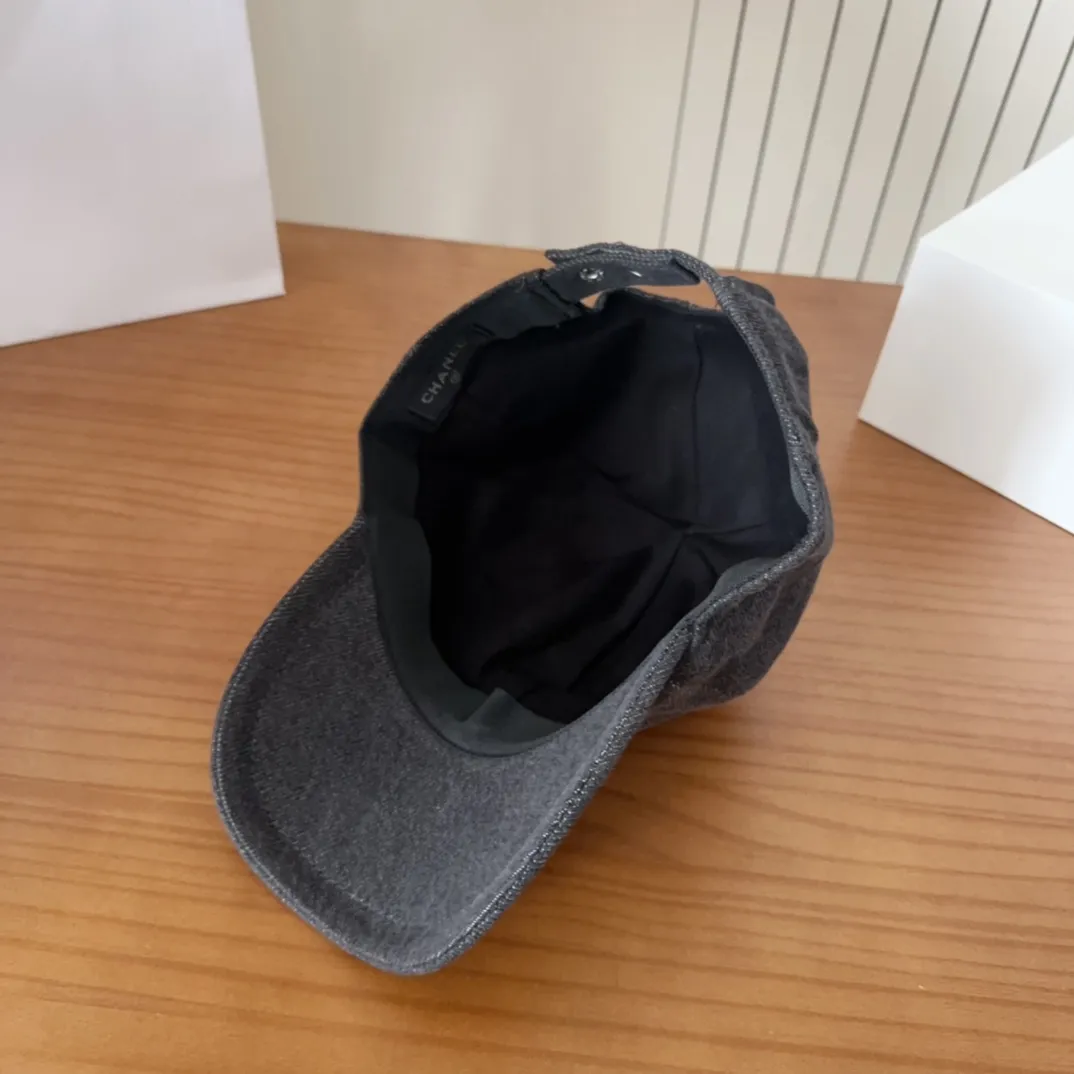 💰60 CHANEL Chanel’s new style🆕 Denim blue retro style baseball cap🔸 Take it out for holiday travel and look beautiful❕ Second-hand style. This kind of hat is not easy to match 😬 Ready in stock