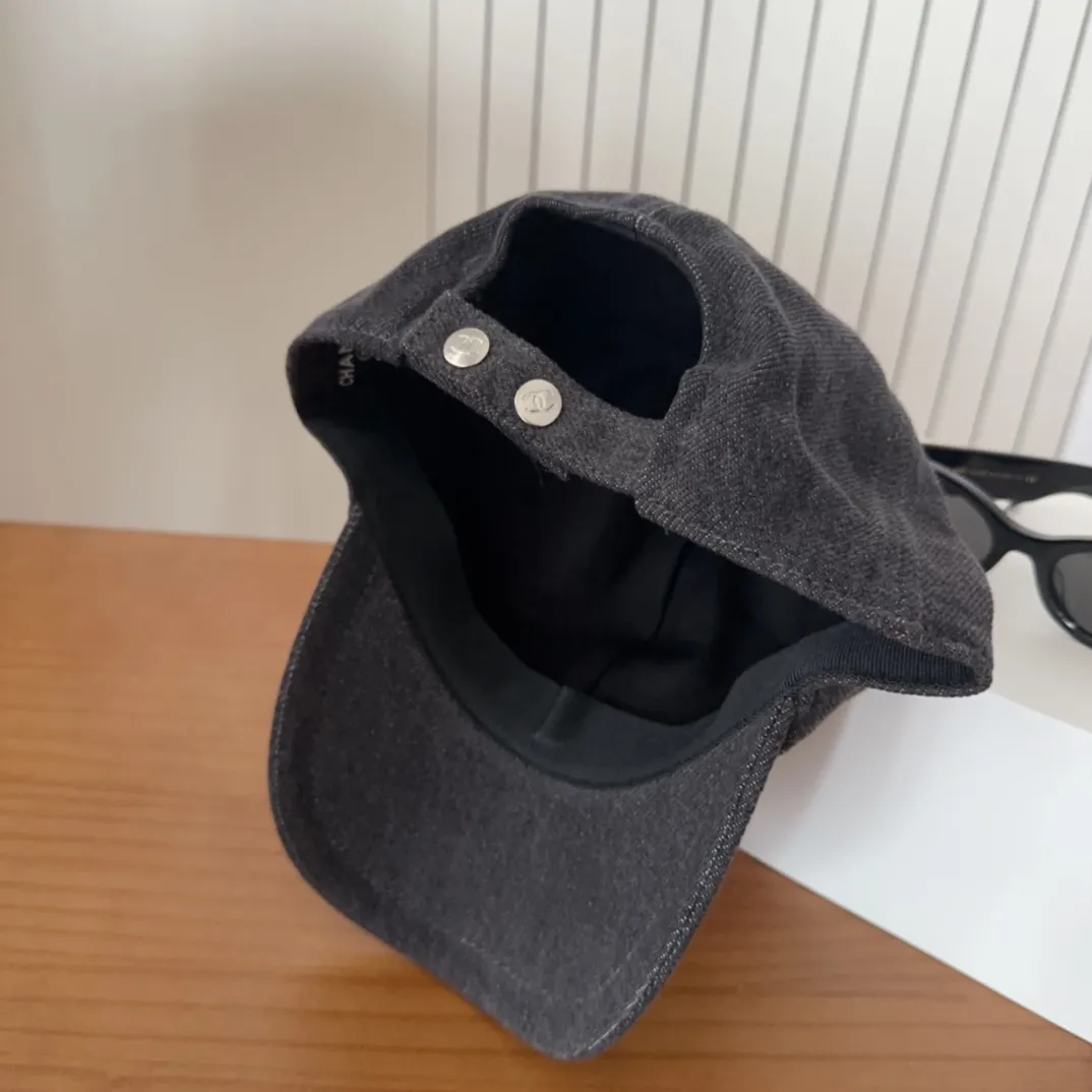💰60 CHANEL Chanel’s new style🆕 Denim blue retro style baseball cap🔸 Take it out for holiday travel and look beautiful❕ Second-hand style. This kind of hat is not easy to match 😬 Ready in stock