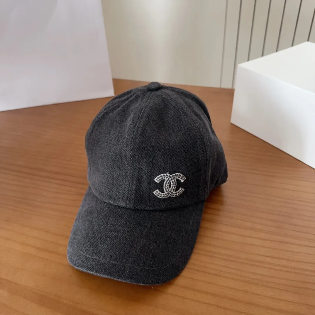 💰60 CHANEL Chanel’s new style🆕 Denim blue retro style baseball cap🔸 Take it out for holiday travel and look beautiful❕ Second-hand style. This kind of hat is not easy to match 😬 Ready in stock